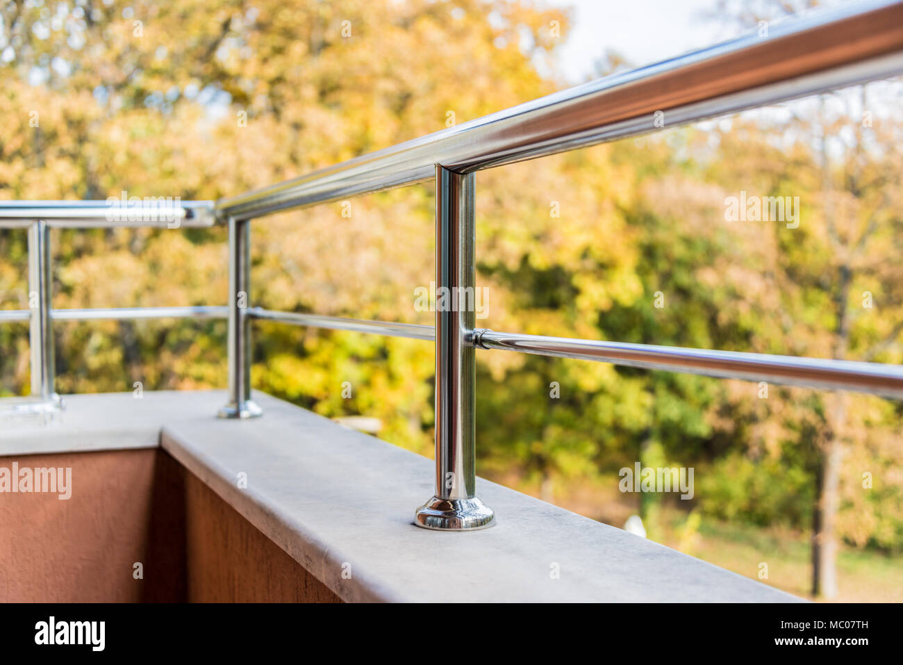 Nahaufnahme von einem Balkon Geländer aus Metall. Herbst Blick in den Hintergrund. Stockfoto