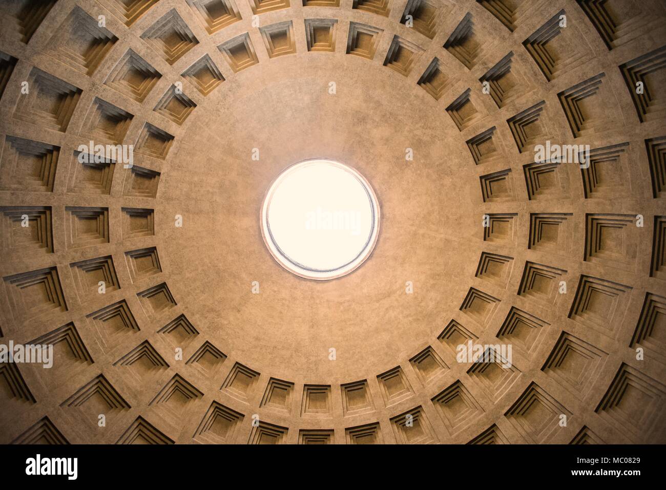 Blick auf das Pantheon Kuppel Bohrung/Oculus/, Rom, Italien zentriert. Stockfoto