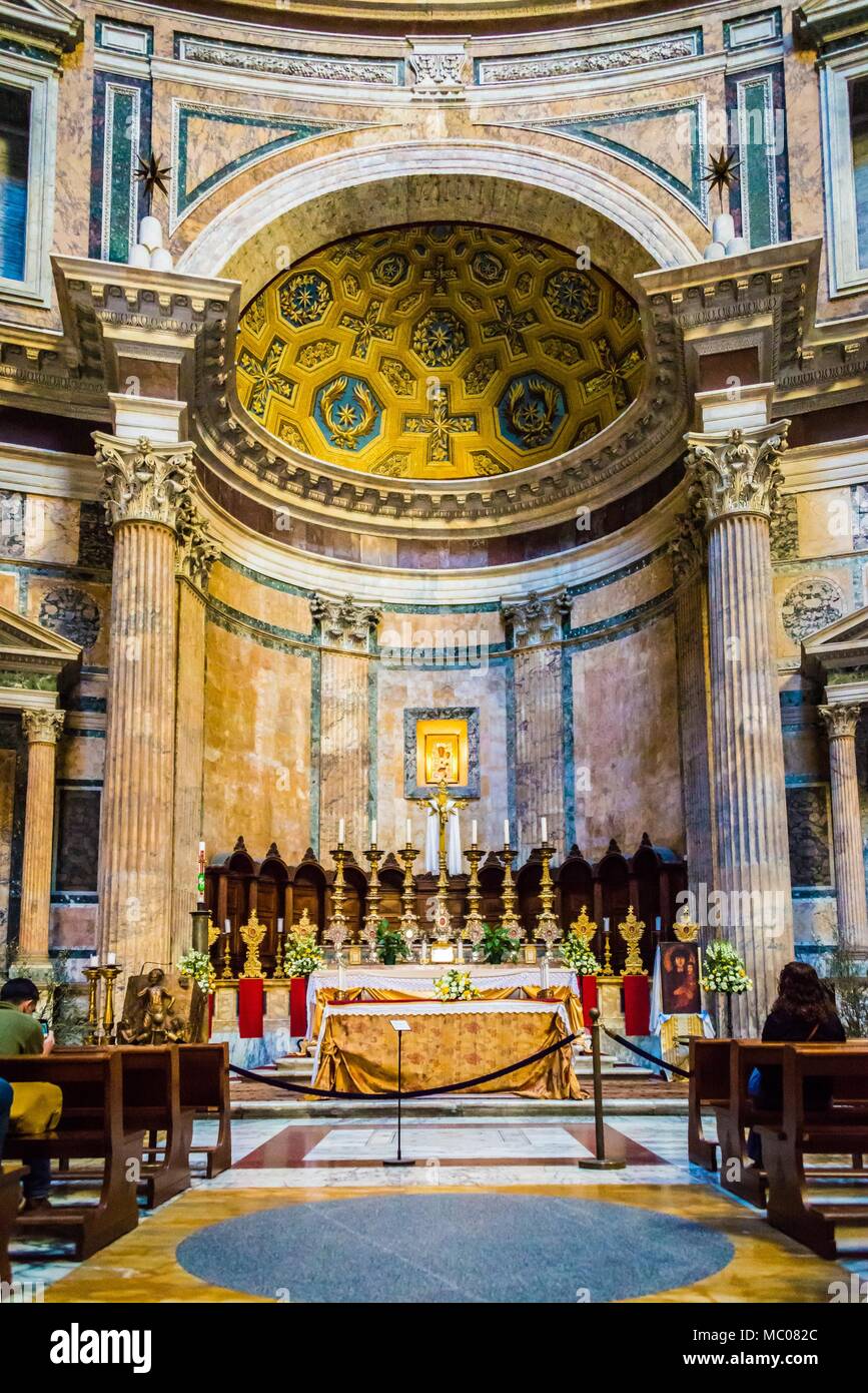 Rom, Italien, 24. April 2017. Teil des Pantheon Tempel Innenraum - der Altar. Touristen, die auf der Suche und die Bilder. Stockfoto