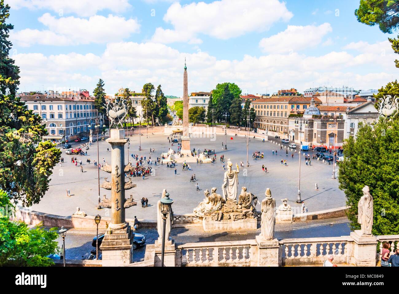 Panoramablick auf die Piazza del Popolo mit Touristen Sightseeing. Stockfoto