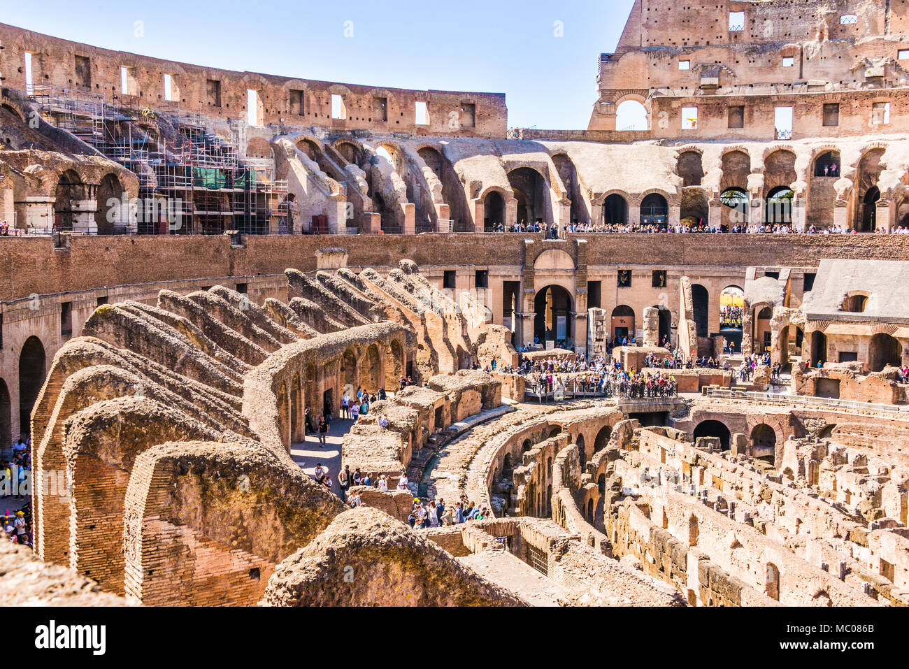 Rom, Italien, 24. April 2017. Innenansicht des Kolosseums mit Touristen Sightseeing. Stockfoto