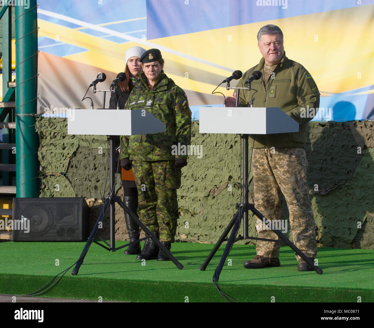 Das Javoriv Combat Training Center (CTC) ermöglicht multinationale militärische Ausbildung und Zeremonien. Das Archivbild zeigt US-amerikanische, ukrainische und kanadische Soldaten, die am 18. Januar 2018 an einer Zeremonie zu Ehren des Gottesdienstes und der internationalen Partnerschaft teilnahmen. Stockfoto