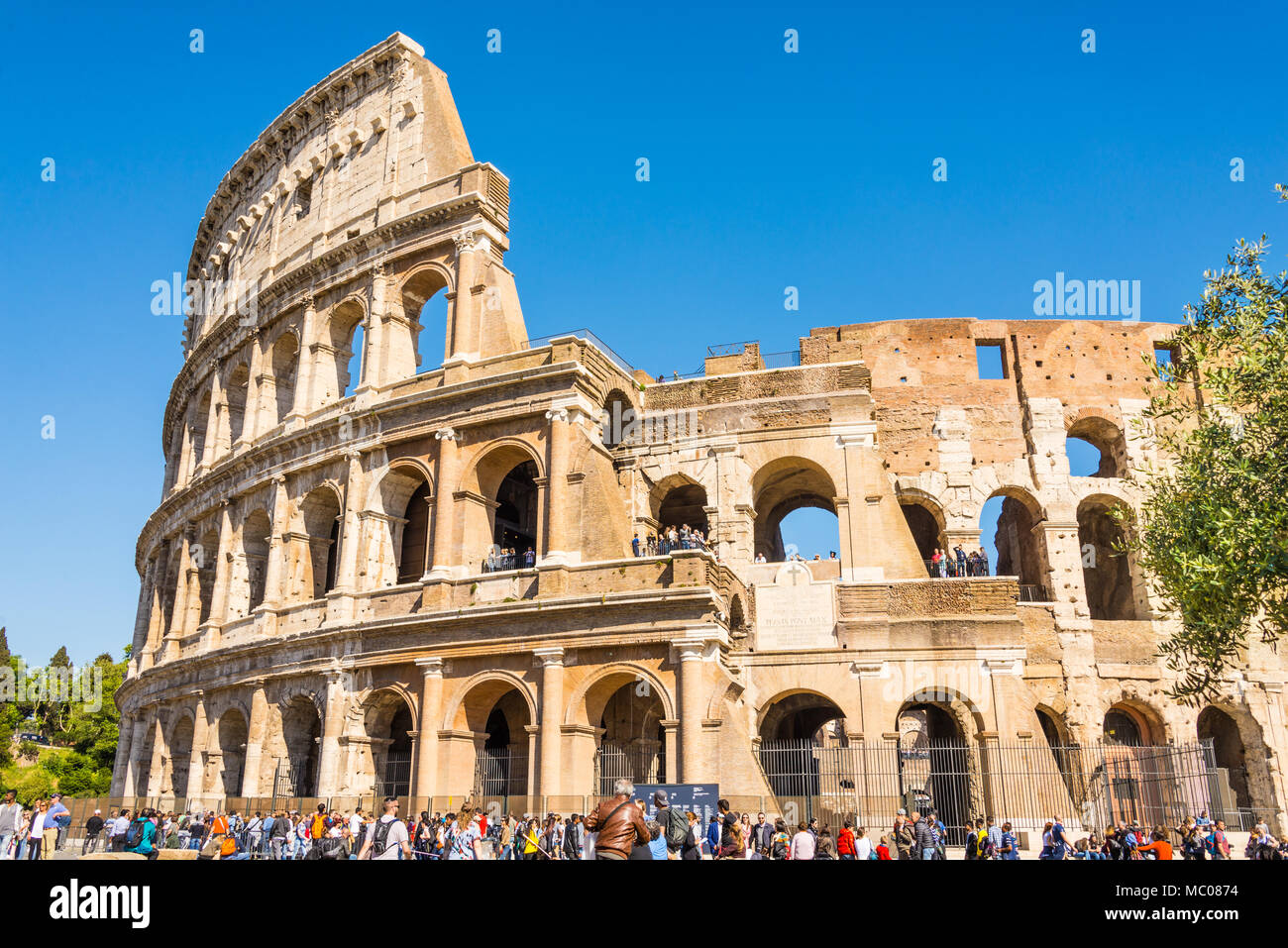 Rom, Italien, 24. April 2017. Außenansicht des Kolosseum mit Touristen Warten auf Eingabe Stockfoto