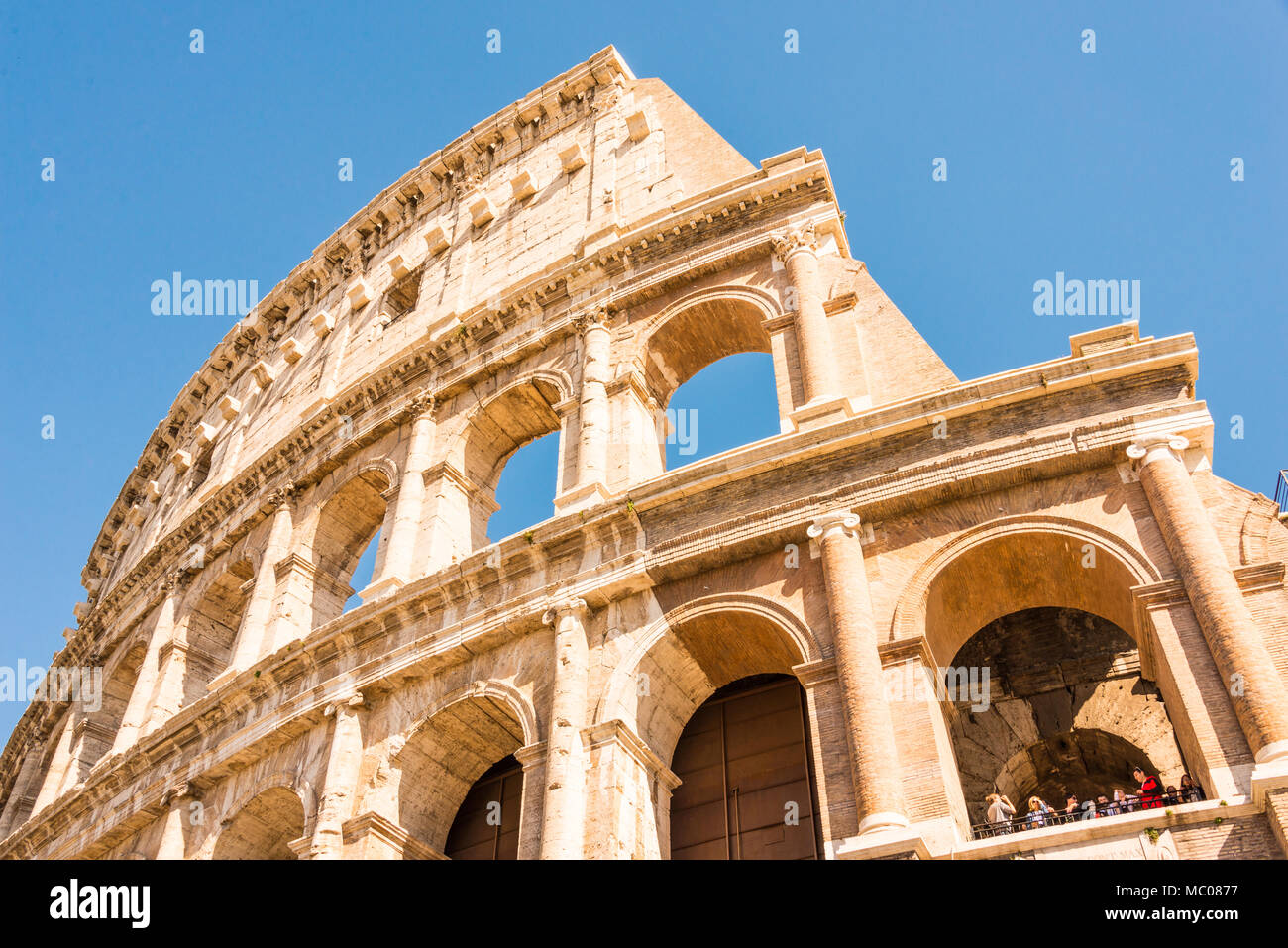 Rom, Italien, 24. April 2017. Außenansicht des Kolosseum mit Touristen Sightseeing. Stockfoto