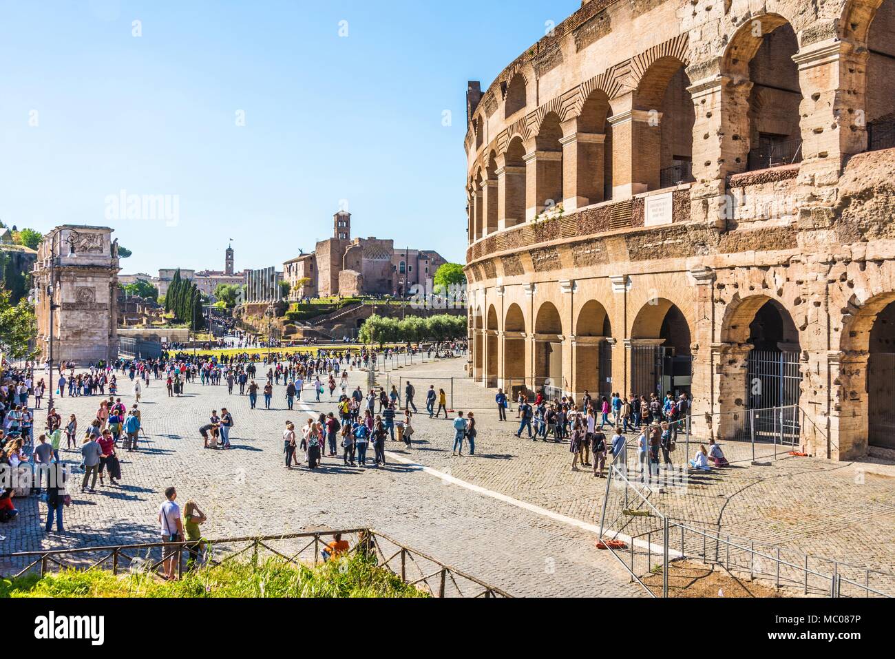 Rom, Italien, 24. April 2017. Seitliche Sicht auf das Kolosseum an einem sonnigen Frühlingstag. Stockfoto