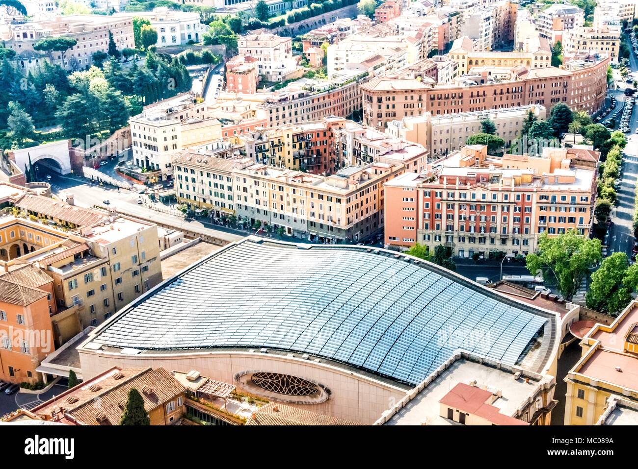 Blick von oben auf die Aula Dach in Rom, Italien, vollständig mit Solarzellen abgedeckt Stockfoto