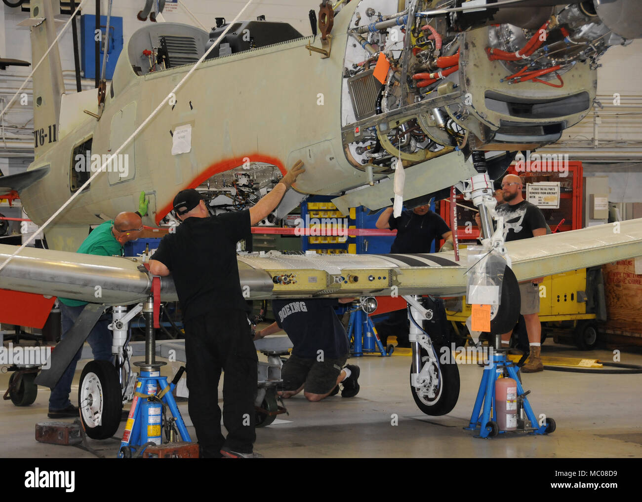 Handwerker der Trainer Produktionslinie bei Flotte Bereitschaft Zentrum Südost beginnen ein T-6 Texan Flügel wieder zu befestigen, nachdem das Flugzeug während eines Flugzeugs Zustand Prüfung am 31.01.12 demontiert wurde. Die Anlage ist die derzeit einzige Quelle der Reparaturarbeiten für das Flugzeug, das verwendet wird, Navy und Marine Corps Piloten ausbilden. (U.S. Marine Foto von Victor Pitts/Freigegeben) Stockfoto