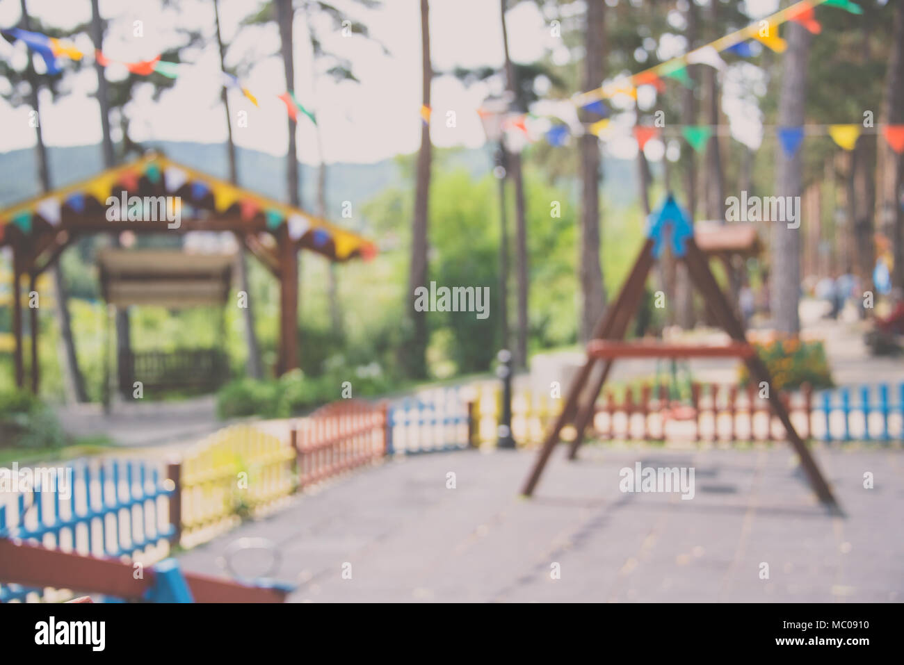 Unscharfer Hintergrund der Kinderspielplatz mit Gehängt über party Banner. Stockfoto