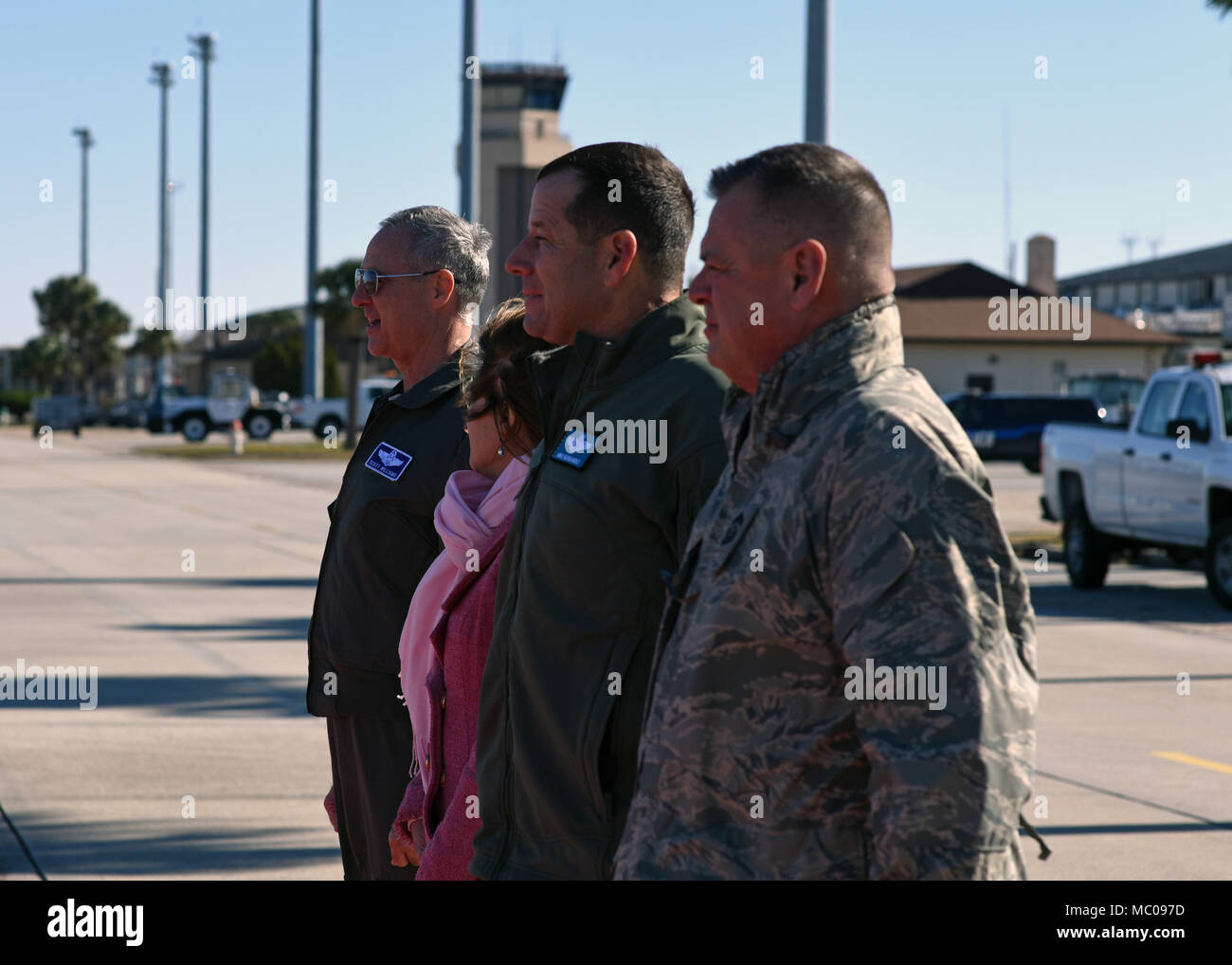 Generalleutnant R. Scott Williams (Links), Kontinental-USA NORAD Region-1-AF (Afnorth) Commander, Frau Williams (2. von links), Oberst Michael Hernandez (3. von links), 325 Fighter Wing Commander und CMSgt. Richard König (rechts), 1 AF-Befehl Chief, erwarten die Ankunft von Gen. Lori Robinson, Kommandeur der US Northern Command und North American Aerospace Defense Command, während auf der Flightline an Tyndall Air Force Base, Fla., Jan. 17, 2018. Robinson begann ihre lange 35 Jahre Karriere als Absolvent der Tyndall Air Battle Manager Schule. (U.S. Air Force Foto von Airman 1st Class Jesaja J. Soliz/Freigegeben Stockfoto