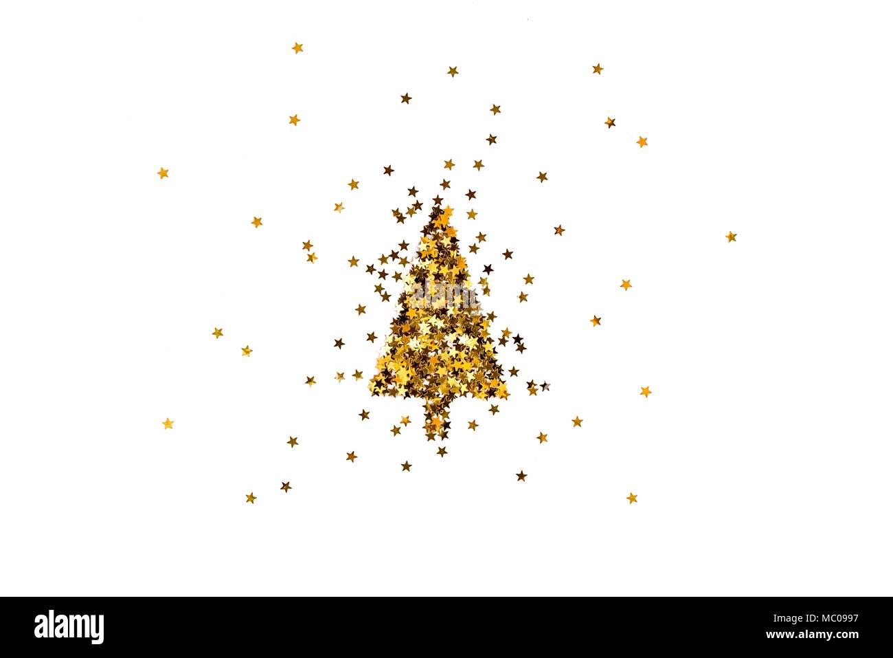 Weihnachtsbaum aus Gold Star geformte Pailletten. Weißer Hintergrund. Stockfoto