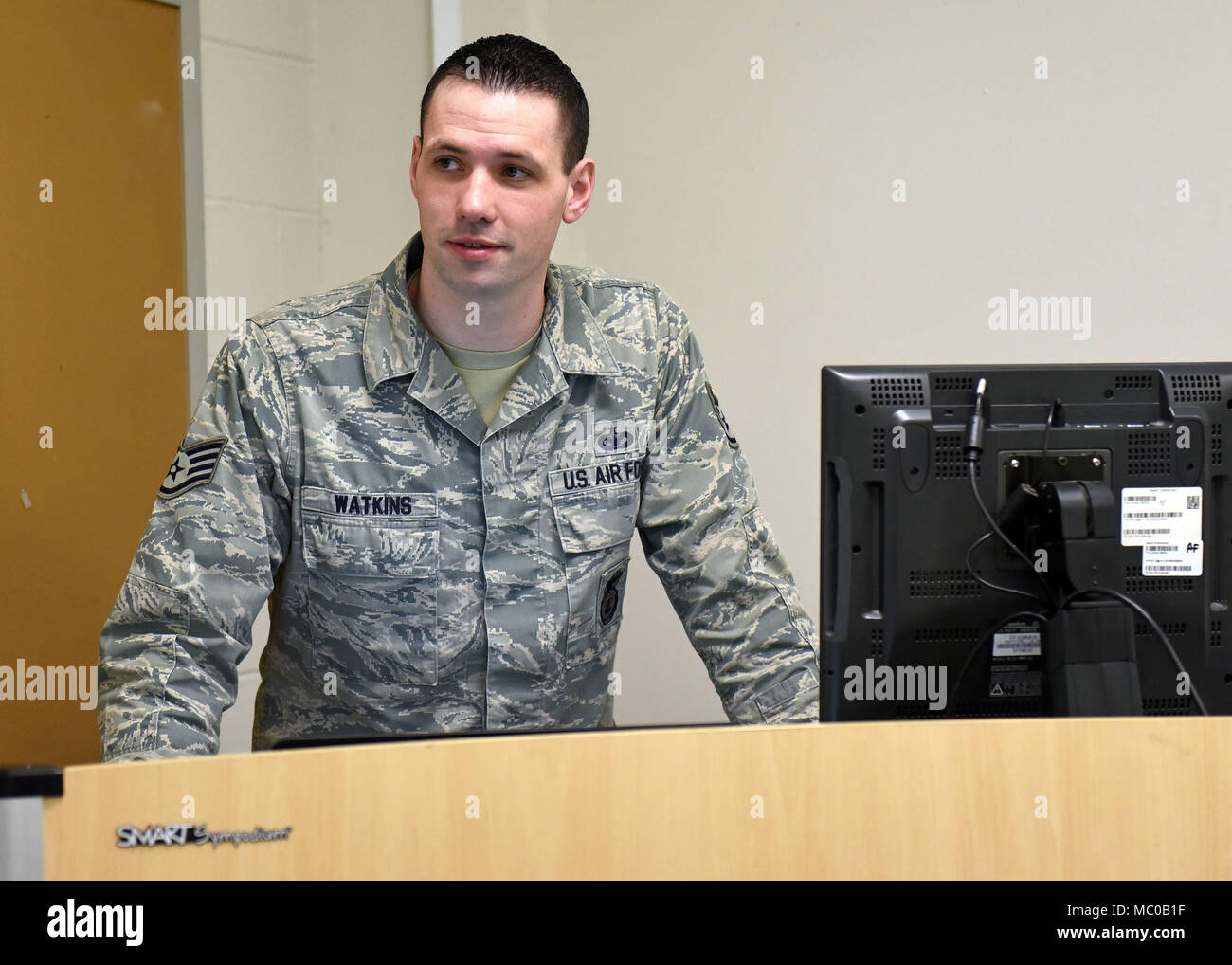 Staff Sgt. Daniel Watkins, seiner 627 Sicherheitskräfte Squadron Einheit Training Manager, steht an einem Podium beim Unterrichten einer Expeditionary Active Shooter Klasse in seiner 627 SFS, Jan. 18, 2018 Joint Base Lewis-McChord, Washington Watkins anerkannt wurde für herausragende ordnungsgemäße Flugzeugführung, nachdem er eine kranke, ältere Veteran zu einer Out-of-state Veterans Affairs Ernennung seines eigenen Wollens und die dauerhafte Pflege des Gentleman. (U.S. Air Force Foto: Staff Sgt. Whitney Taylor) Stockfoto