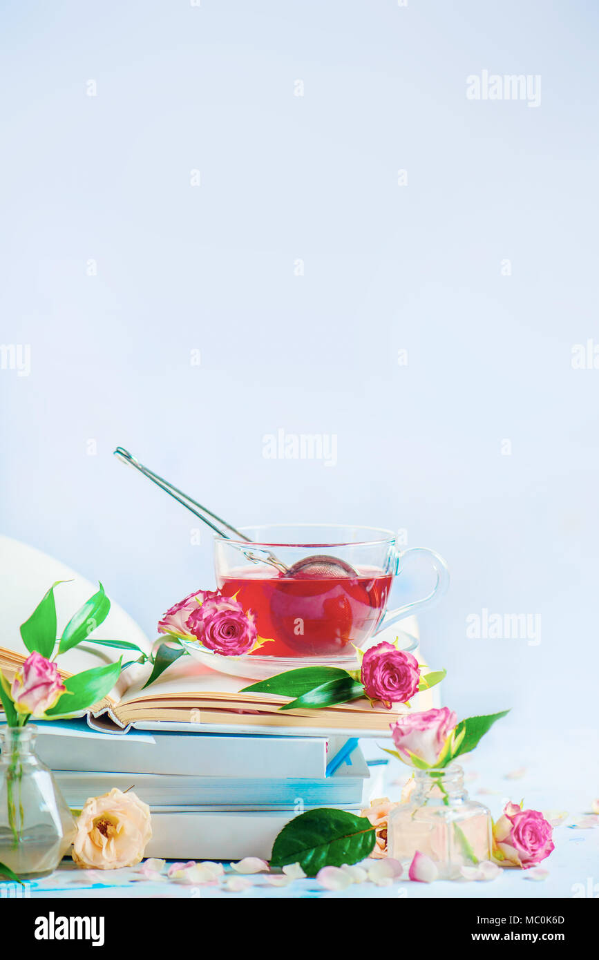 Freizeitaktivitäten und lesen Konzept auf einen weißen Hintergrund mit kopieren. Stapel von weißen Bücher mit einer Tasse Kräutertee. Stockfoto