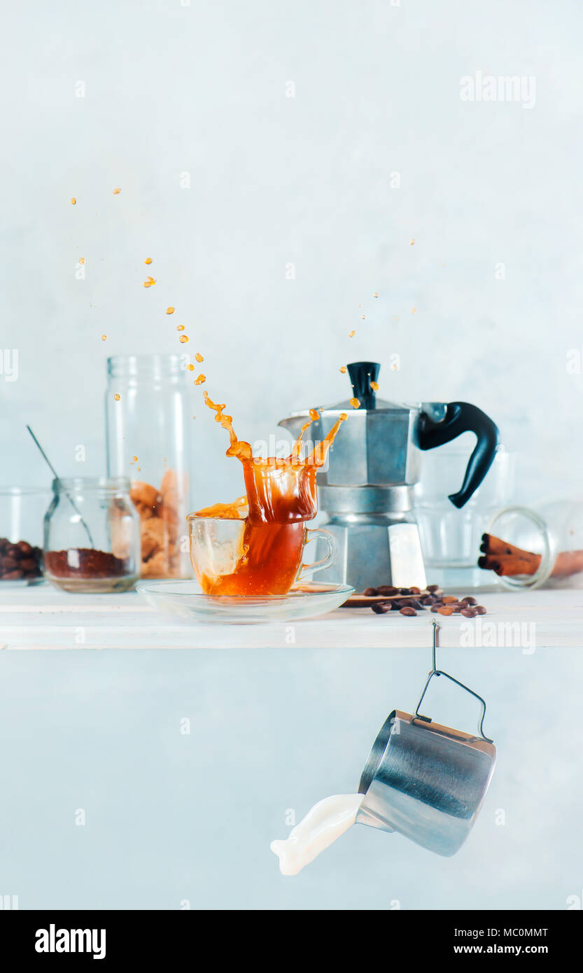 Küche Regal mit Moke pot, eine Tasse Espresso mit einem dynamischen Splash, Milch Krug und ein Glas mit Kaffeebohnen. Kaffee brühen high key Konzept mit Cop Stockfoto