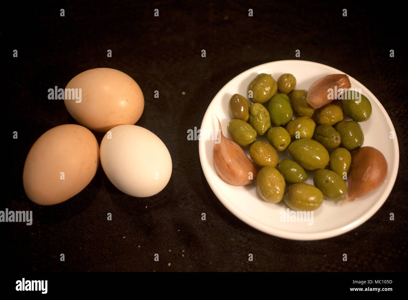 Eier aus Freilandhaltung und Oliven mit Knoblauch in Prado del Rey, Sierra de Cadiz, Andalusien, Spanien Stockfoto