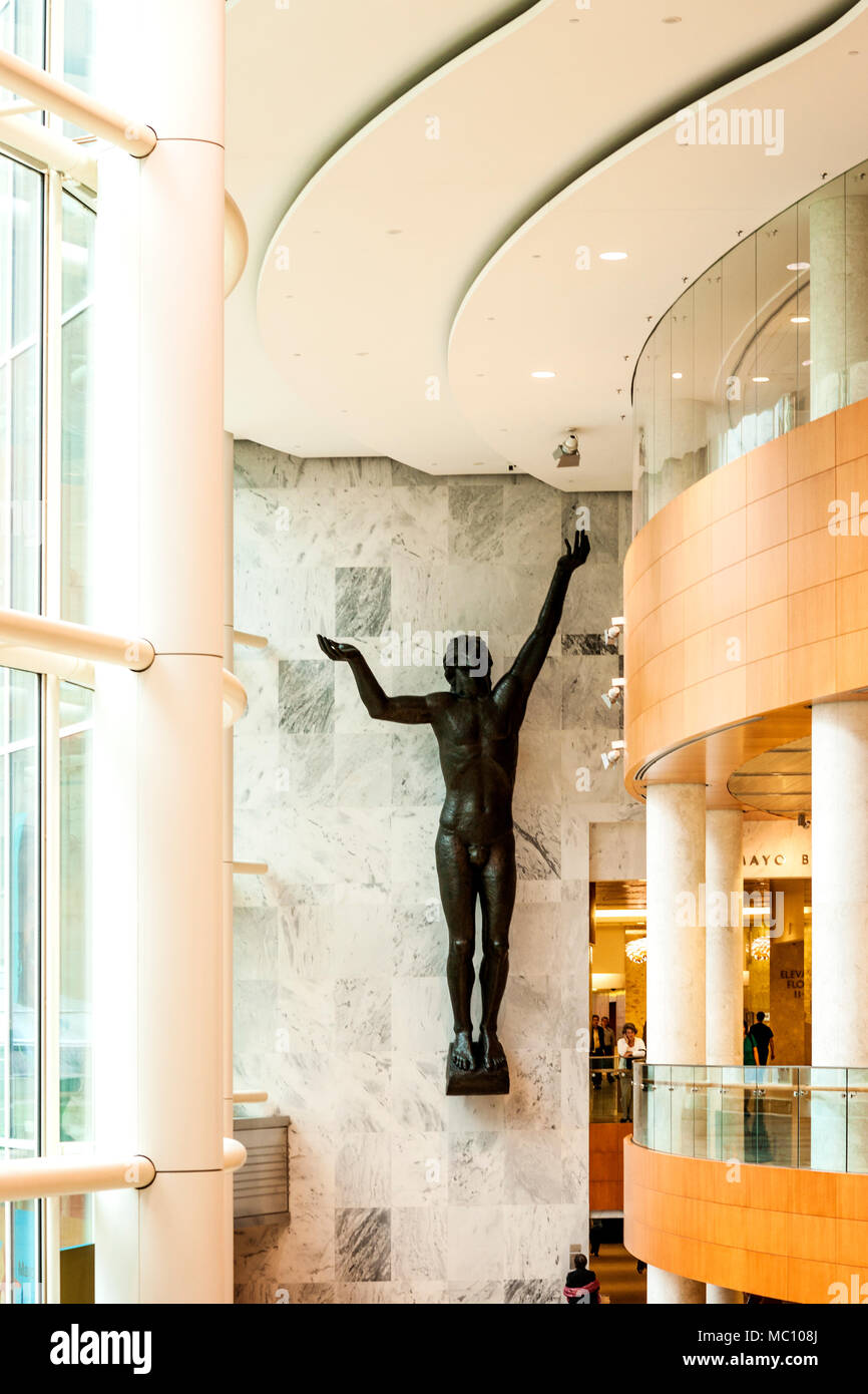 Teilansicht des Landow Atrium im Gonda Gebäude der weltbekannten Mayo Clinic mit gebogenem Bogen, Rochester, MN Stockfoto