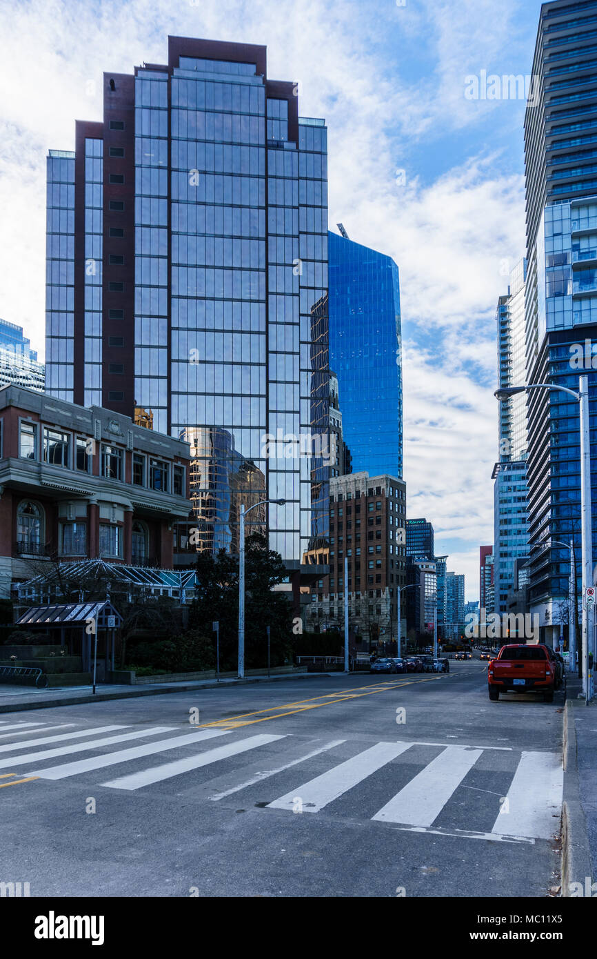 VANCOUVER, Kanada - 18. Februar 2018: Blick von West West Hastings Street in der Innenstadt von Vancouver. Stockfoto