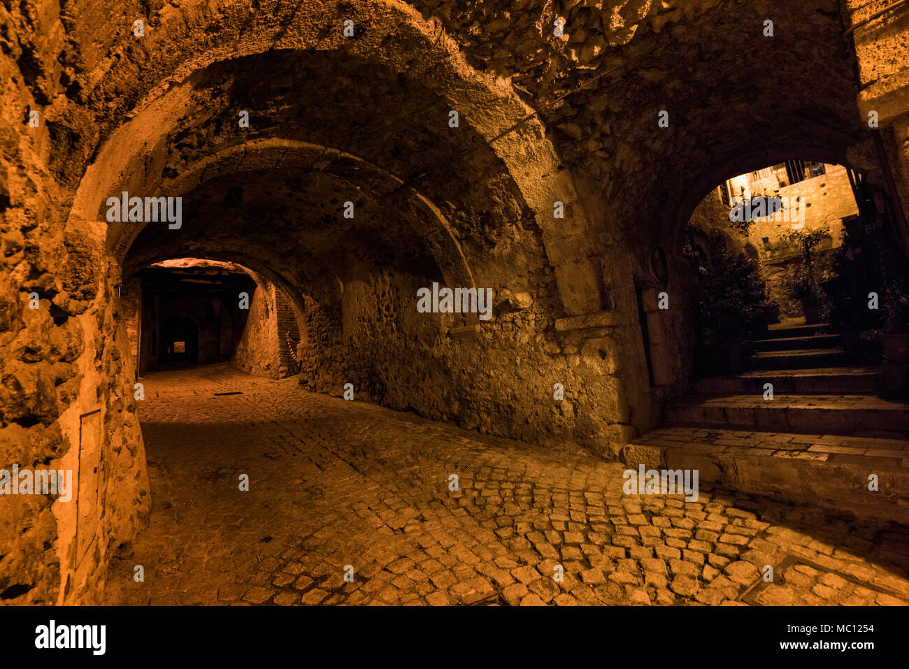 Kopfsteinpflaster und antike Architektur in das kleine mittelalterliche Dorf Santo Stefano di Sessanio bei Nacht; Nationalpark Gran Sasso; L Stockfoto