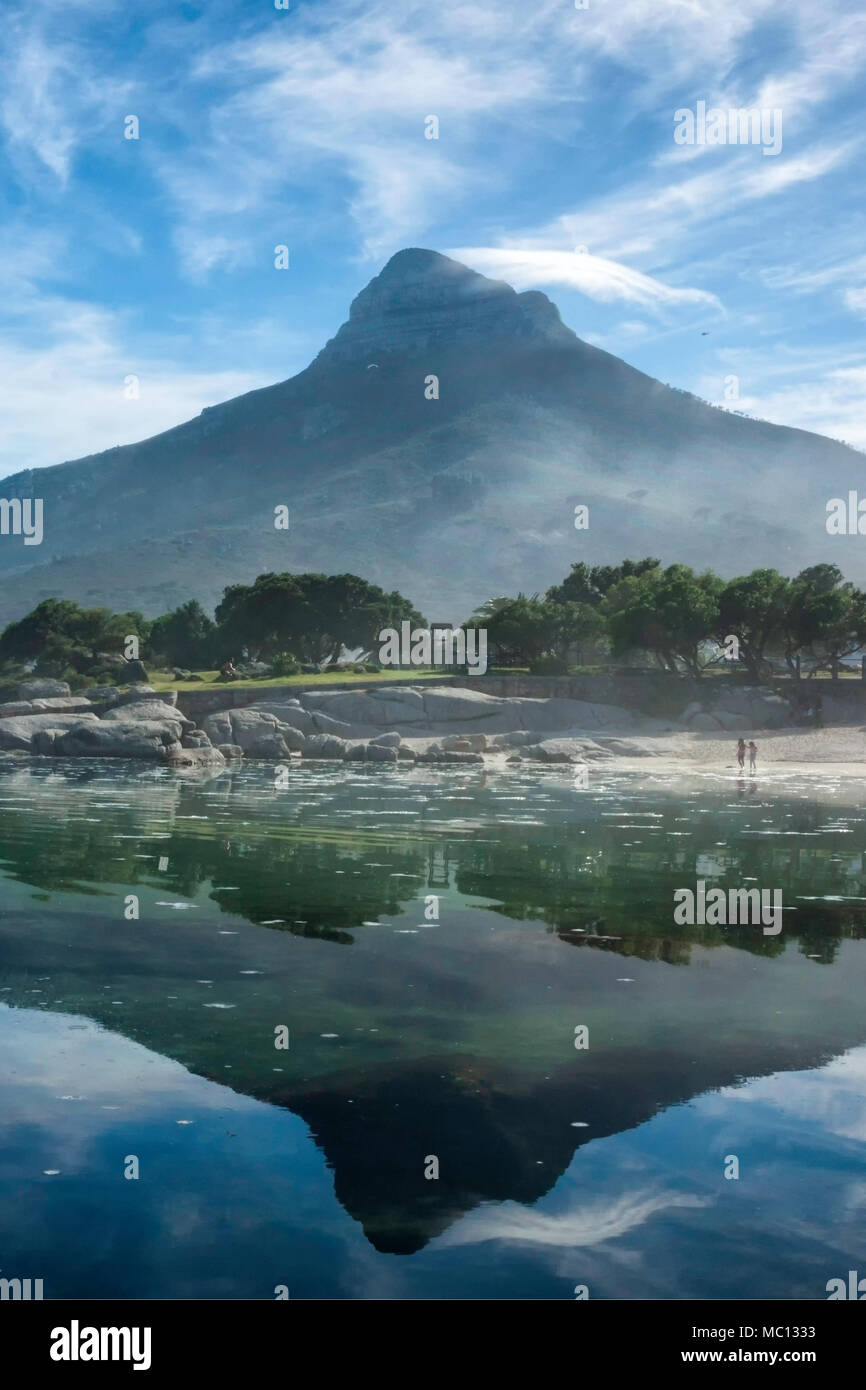 Lion's Head Reflexion im Ozean,'s Camp Bay, Kapstadt, Südafrika Stockfoto