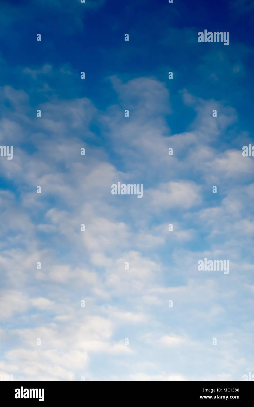 Vertikale Hintergrund mit natürlichen strahlend blauen Himmel und weiße flauschige Wolken. Konzept der ruhiger sonniger Tag. Frühling oder Sommer. Stockfoto