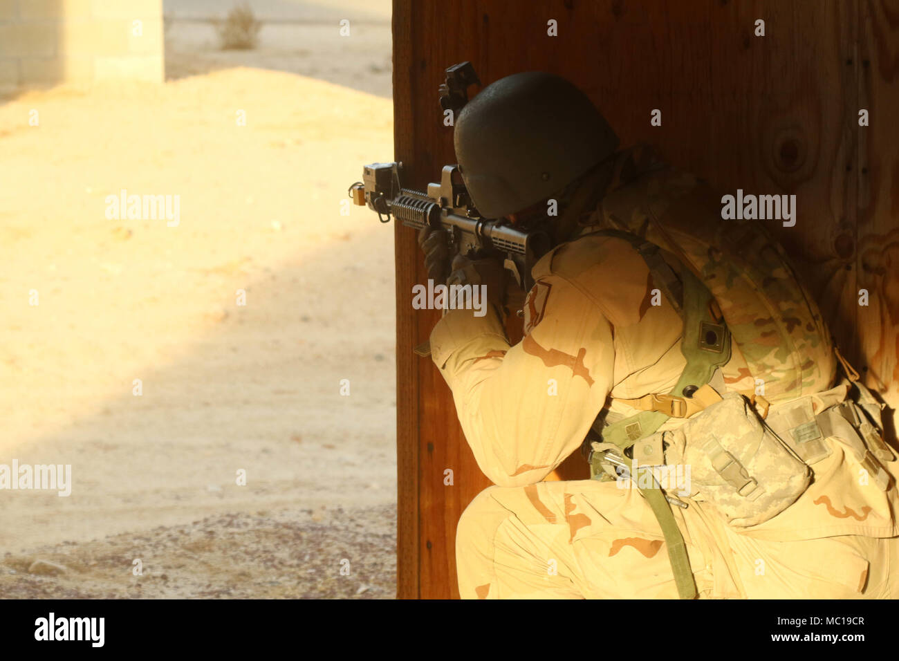 FORT IRWIN, Calif.-A 11 Armored Cavalry Regiment Trooper verteidigt seine Position gegen angreifende Elemente in der Stadt Razish, National Training Center am 19.01.2018. Die 11. ACR verteidigt Razish gegen angreifende Elemente der 1 Stryker Brigade Combat Team, 4 Infanterie Division, von Fort Carson, Colo während der Rotation 18-03. (U.S. Armee Foto von Cpt Jeff Caslen.) Stockfoto