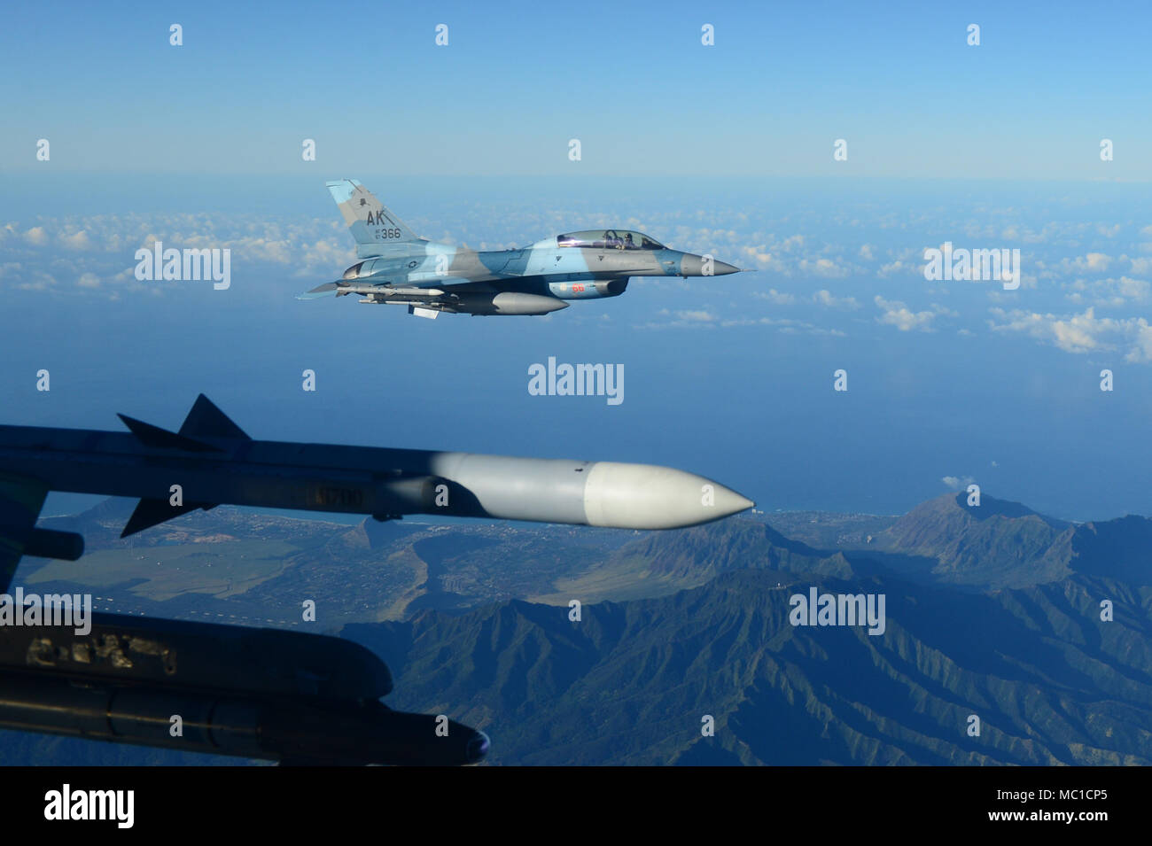 Ein US Air Force F-16 Fighting Falcon, aus Eielson Air Force Base, Alaska, die dem zugeordnet 18 Aggressor Squadron (AGR), einem Taxi in Richtung der Start- und Landebahn während der Übung Sentry Aloha 18-1 am 31.01.12, 2018, Joint Base Pearl Harbor-Hickam, Hawaii. Nach Sentry Aloha endet, der 18 AGR wird für Andersen Air Force Base, Guam reisen Cope North 2018 zu beteiligen. (U.S. Air Force Foto von älteren Flieger Joshua Weaver) Stockfoto