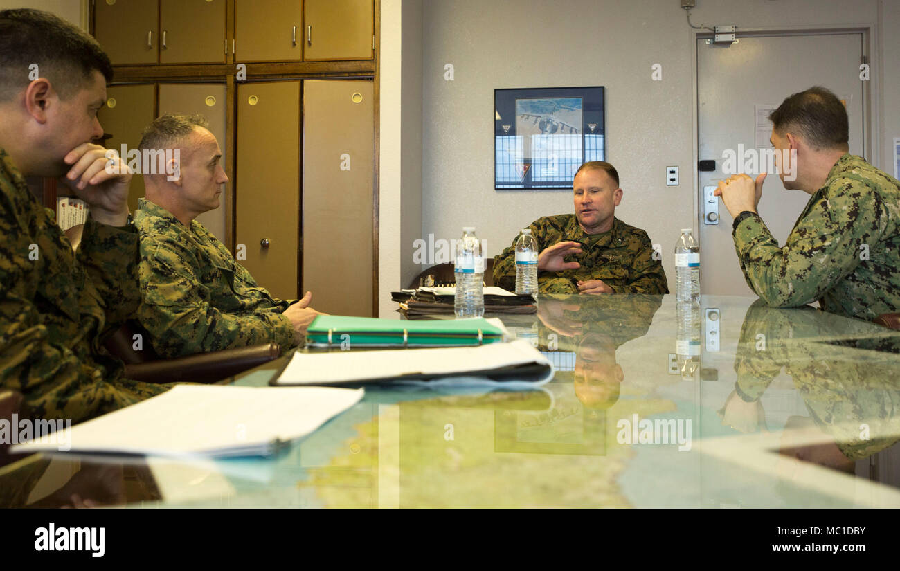 Brigadegeneral Christopher A. McPhillips, Kommandierender General des 3D-Marine Expeditionary Brigade, spricht mit Rear Admiral Brad Cooper, der neue Kommandant der Expeditionary Strike Group 7, Oberst Michael S. Wylie, Stabschef der 3-D-MEB, und Oberst Thomas D. Holz, Stellvertretender Stabschef, G3 des 3D-MEB auf Lager Courtney, Okinawa, Japan, 22. Januar 2018. 3D-MEB und ESG 7 sind engagierte Partner, die zusammen arbeiten, grün-blauen Integration und Sicherheit in den Vereinigten Staaten im pazifischen Bereich Befehl der Verantwortung zu verbessern. (U.S. Marine Corps Foto von Cpl. Christian J. Lopez) Stockfoto