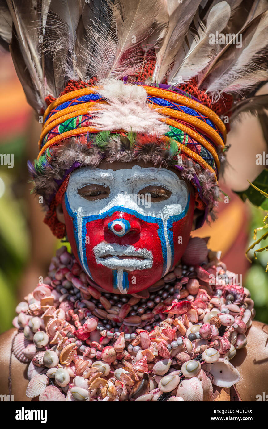Ein Western Highland Frau mit Kinderschminken, Federn Kopfschmuck und Schalen Earrings, Mount Hagen Show, Papua-Neuguinea Stockfoto