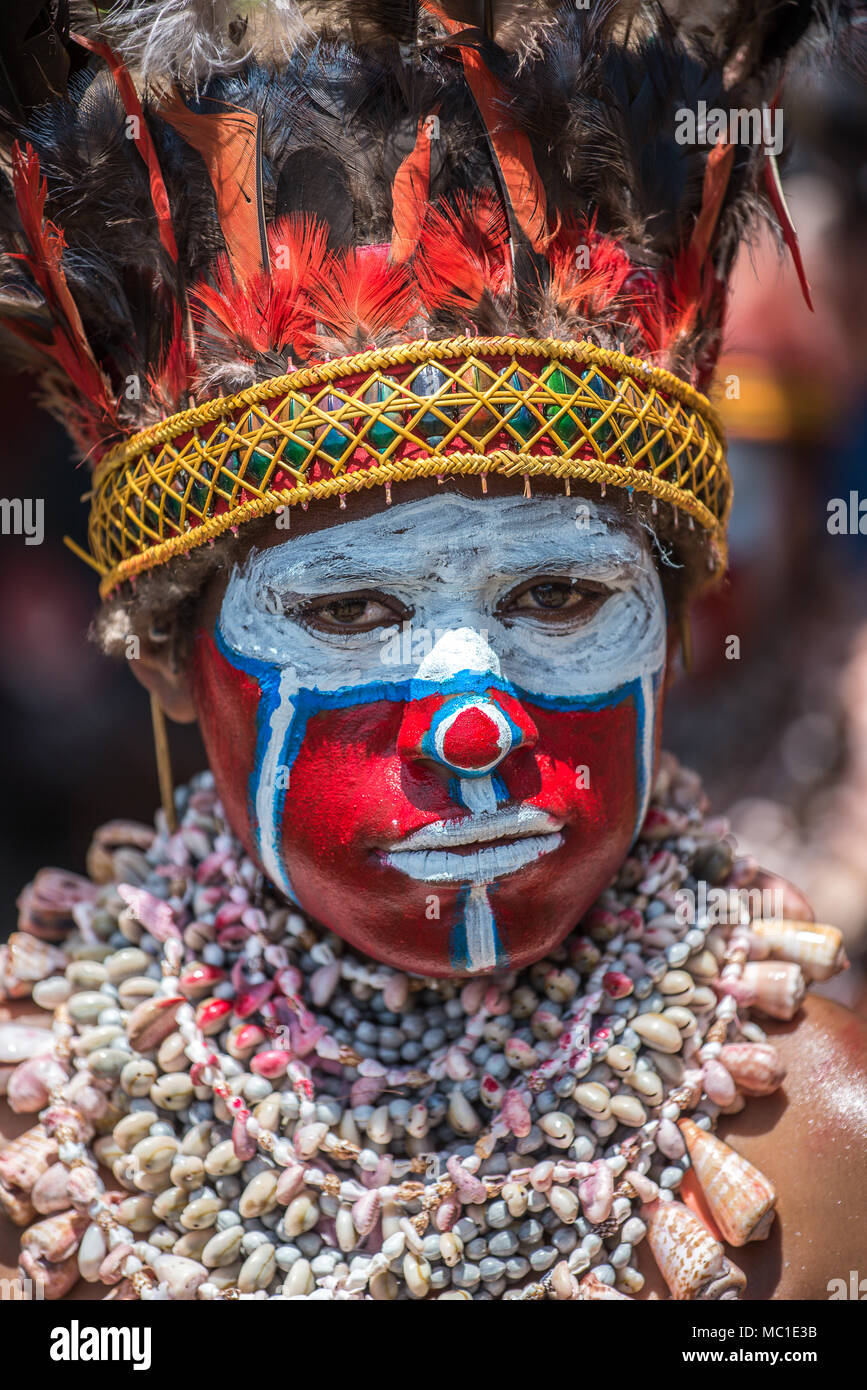 Ein Western Highland Frau mit Kinderschminken, Federn Kopfschmuck und Schalen Earrings, Mount Hagen Show, Papua-Neuguinea Stockfoto