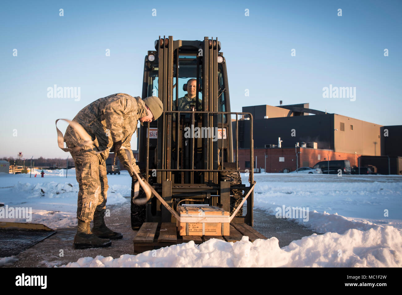 Master Sgt. Adam Hobson wartet auf älteren Flieger Josua Semrock zu beenden, mit denen eine Last von Munition aus der Munition Storage Area an der 179th Airlift Wing zu der 200 RED HORSE Squadron, Camp Perry, Ohio, Jan, 18., 2018. Die 179 AW Safety Office hier anwesend war für den Transport der Munition, um sicherzustellen, dass die Mitglieder mit der Politik und Richtlinien für die Gewährleistung der Sicherheit der Mitglieder während der Übertragung-konform sind. (U.S. Air National Guard Foto von 1 Leutnant Paul Stennet/Freigegeben) Stockfoto