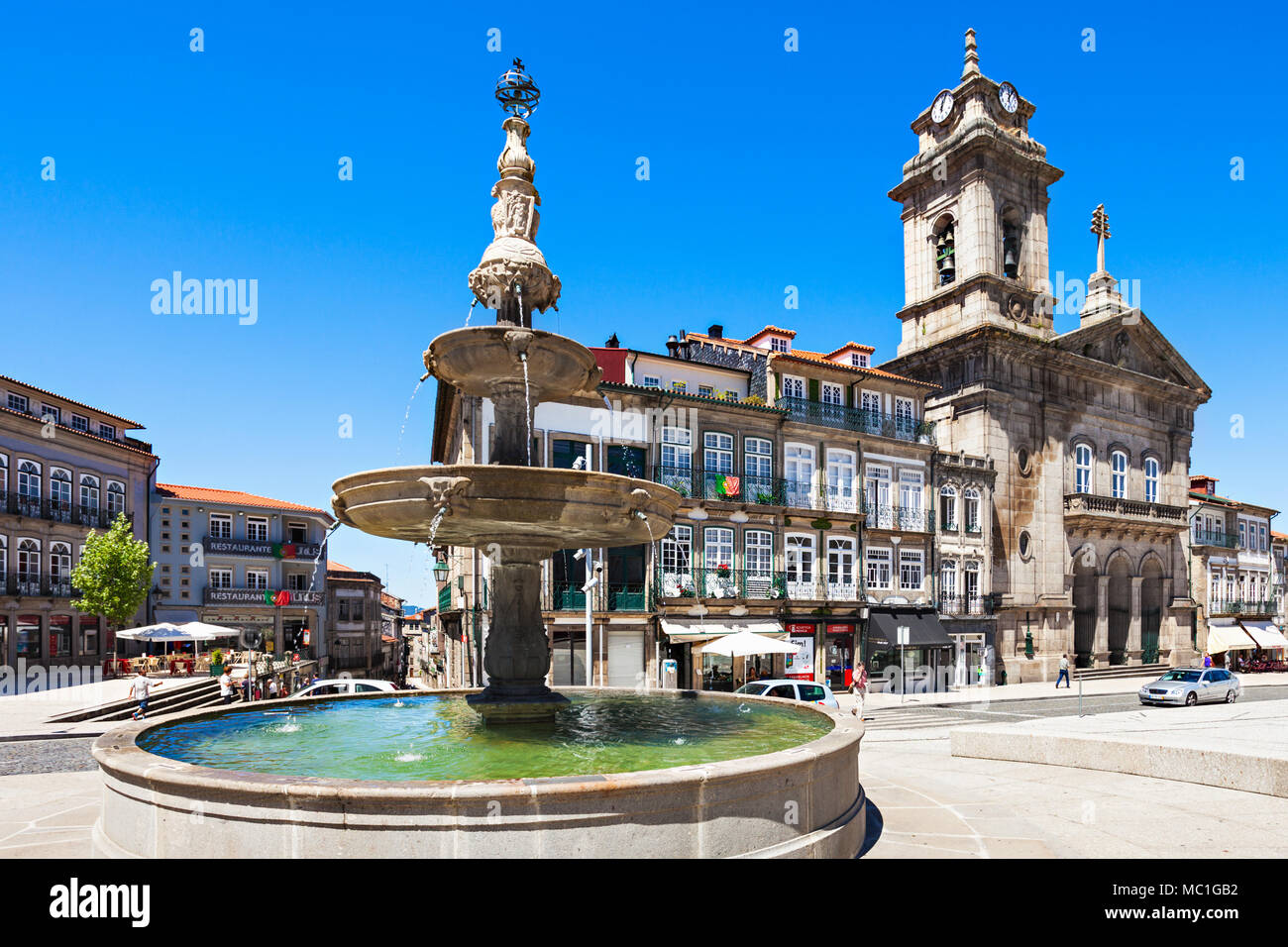 GUIMARAES, PORTUGAL - 11. Juli: toural Square (Largo do Toural) ist eine der zentralen und wichtigen Plätzen am 11. Juli 2014 in Guimaraes, Portug Stockfoto