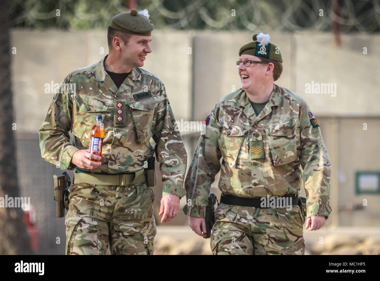 Britische Armee Cpt. Scott Shaw und Sgt. Diane Stuart Der Royal Highland Fusiliers, 2.Bataillon, das königliche Regiment von Schottland (2 SCOTS), eingesetzt zur Unterstützung von Combined Joint Forces Land Component Command-Betrieb Zugehörig zu lösen, bereiten Burns Night in Bagdad, Irak, Jan. 24, 2018 zu feiern. Burns Night wird jährlich in Schottland gefeiert und erinnert an das Leben der Barde (Dichter) Robert Burns, der am 25. Januar 1759 geboren wurde. CJFLCC - OIR, eine Koalition von 23 regionalen und internationalen Heiden, die sich zusammengetan haben, um gemeinsam die Kräfte ISIS im Irak zu besiegen St wiederherstellen Stockfoto