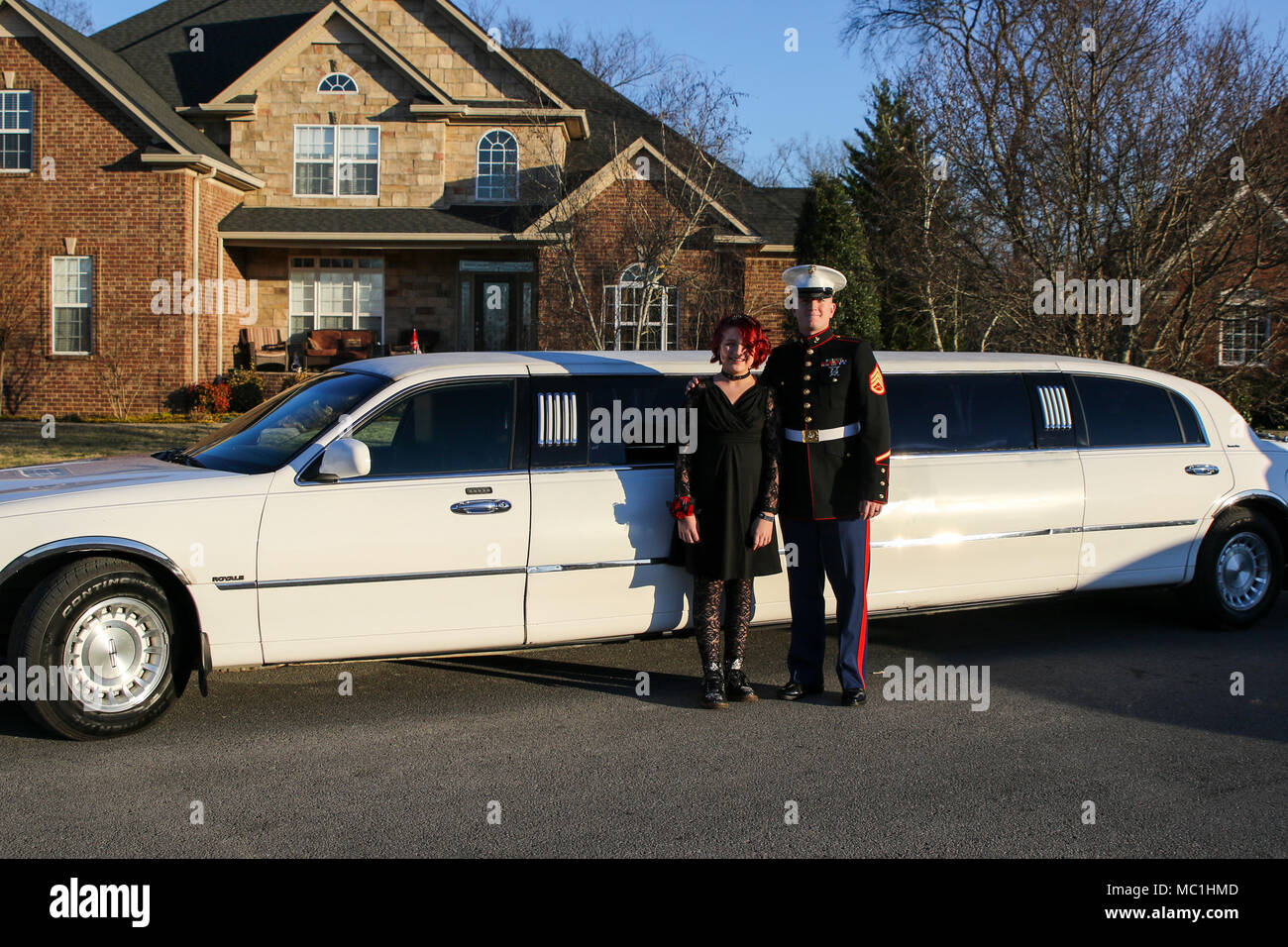 Us Marine Staff Sgt. Brian D. Raney, die Station Commander für das Einziehen der Unterstation Murfreesboro, steht mit Raven Campbell außerhalb ihrer Limousine für einen Vater Tochter Tanz an der St. Mark's United Methodist Church, Murfreesboro, Tennessee, Jan. 20, 2017. Raven hatte keinen Vater mit zu gehen aber davon geträumt An den Tanz mit einem Marine. Raney trat in ihre Träume zu verwirklichen. Raney ist ein personalvermittler derzeit mit einziehenden Station Nashville, 6 Marine Corps District, Eastern Recruiting Region, Marine Corps Recruiting Befehl stationiert. (U.S. Marines Foto von Sgt. Mandaline Hat Stockfoto