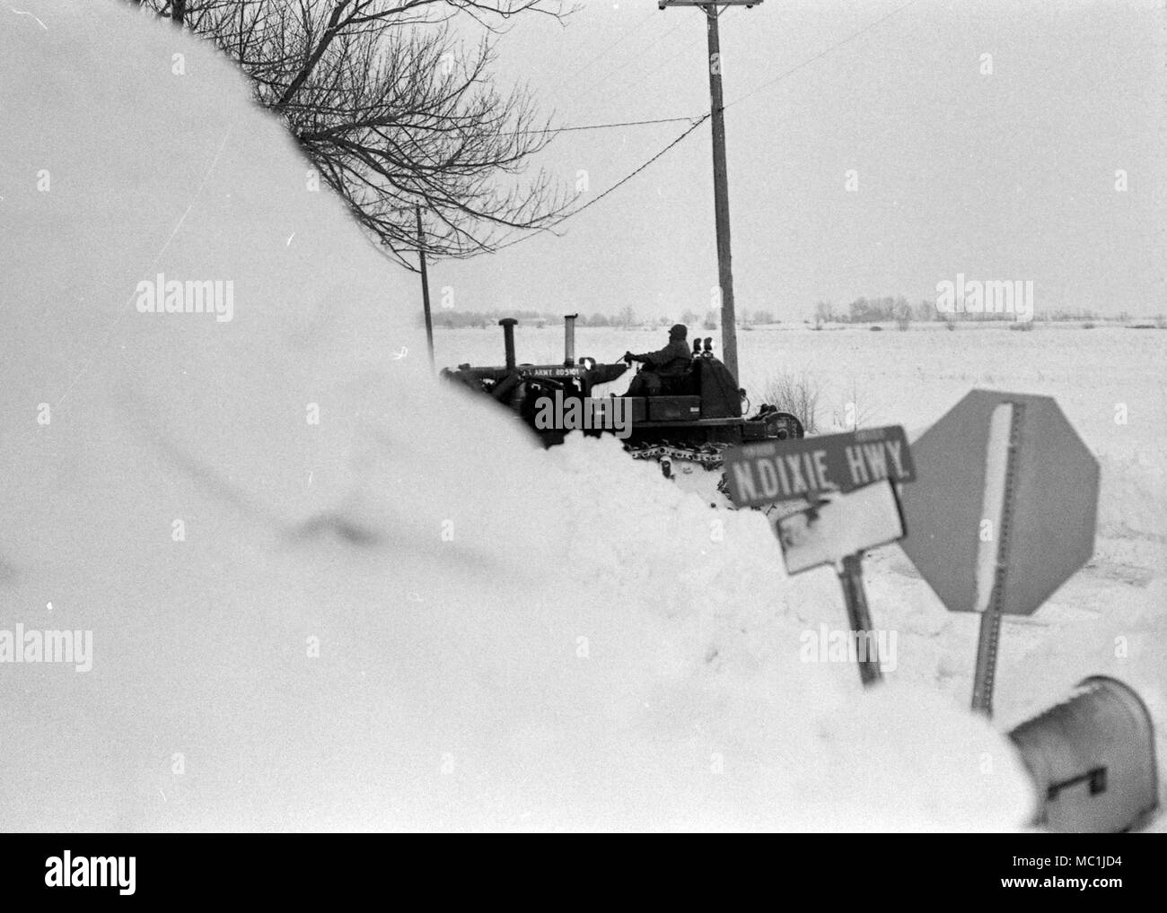 Ein Ohio National Guard Soldat verwendet Heavy Engineer Ausrüstung räumen Schnee von eine Straße entlang North Dixie Highway nördlich von Bowling Green, Ohio während der Zustand aktiv verpflichtet, Maßnahmen zur Unterstützung der "Blizzard von "78". Die Ohio National Guard spielte eine wesentliche Rolle bei der Wiederherstellung der Roßkastanie-Zustand. (Ohio Army National Guard historische Sammlungen) Stockfoto