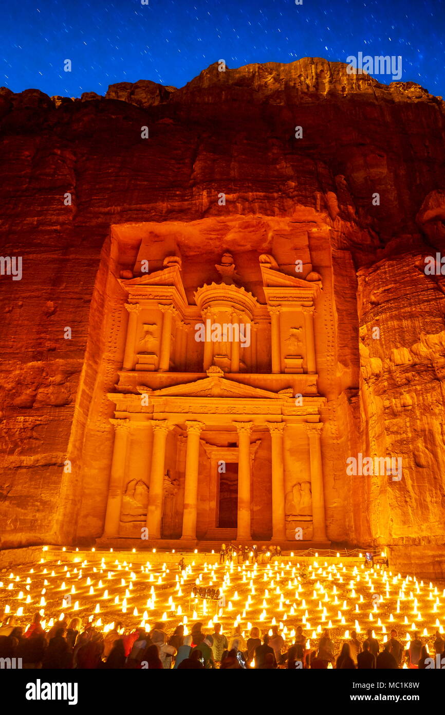 Petra bei Nacht, die Schatzkammer Al-Khazneh, Petra, Jordanien Stockfoto