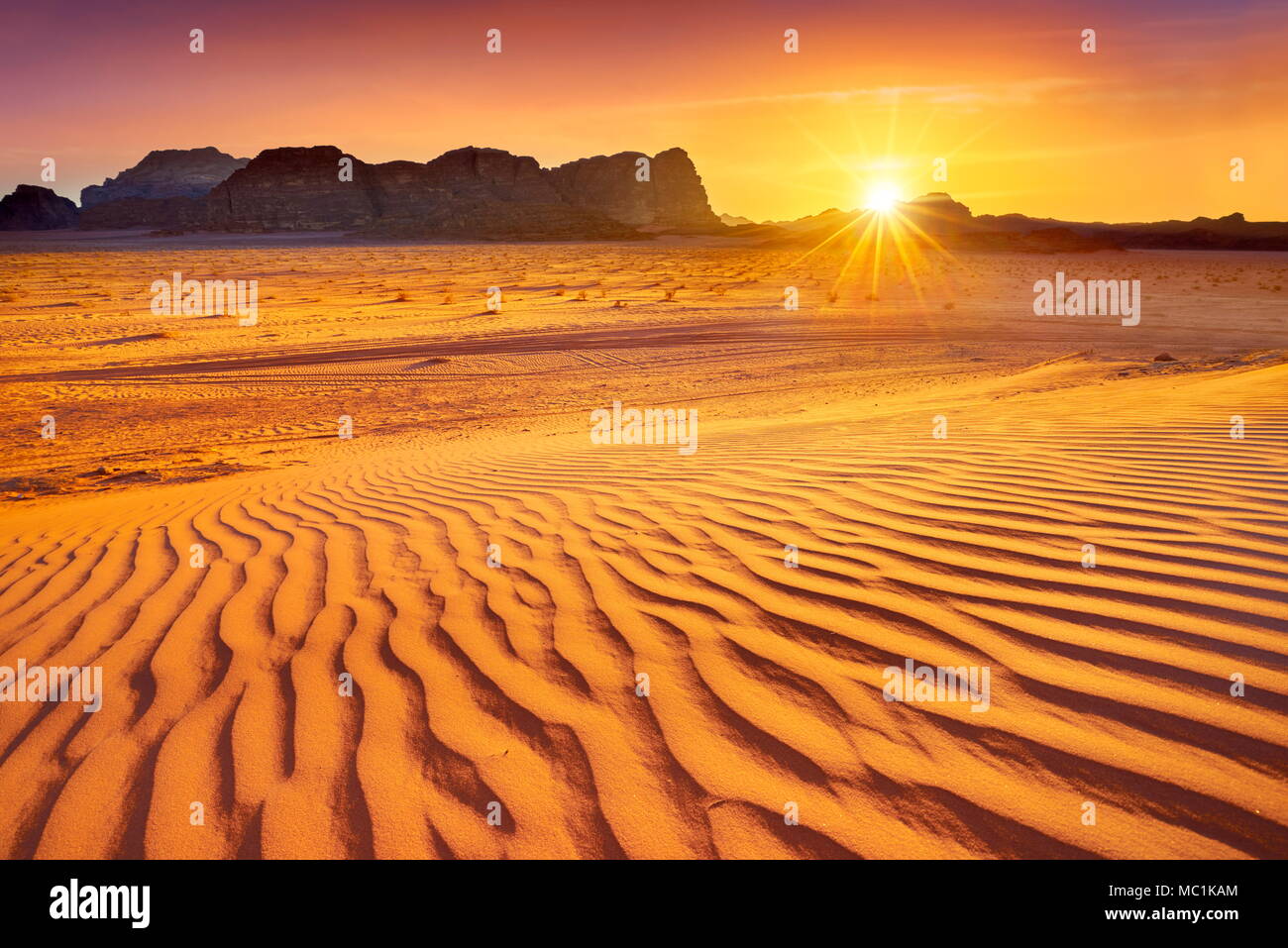 Sonnenuntergang in der Wüste Wadi Rum, Jordanien Stockfoto