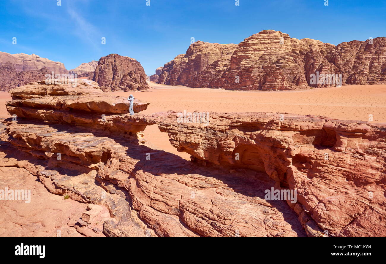 Natürliche Felsen Brücke in die Wüste Wadi Rum, Jordanien Stockfoto