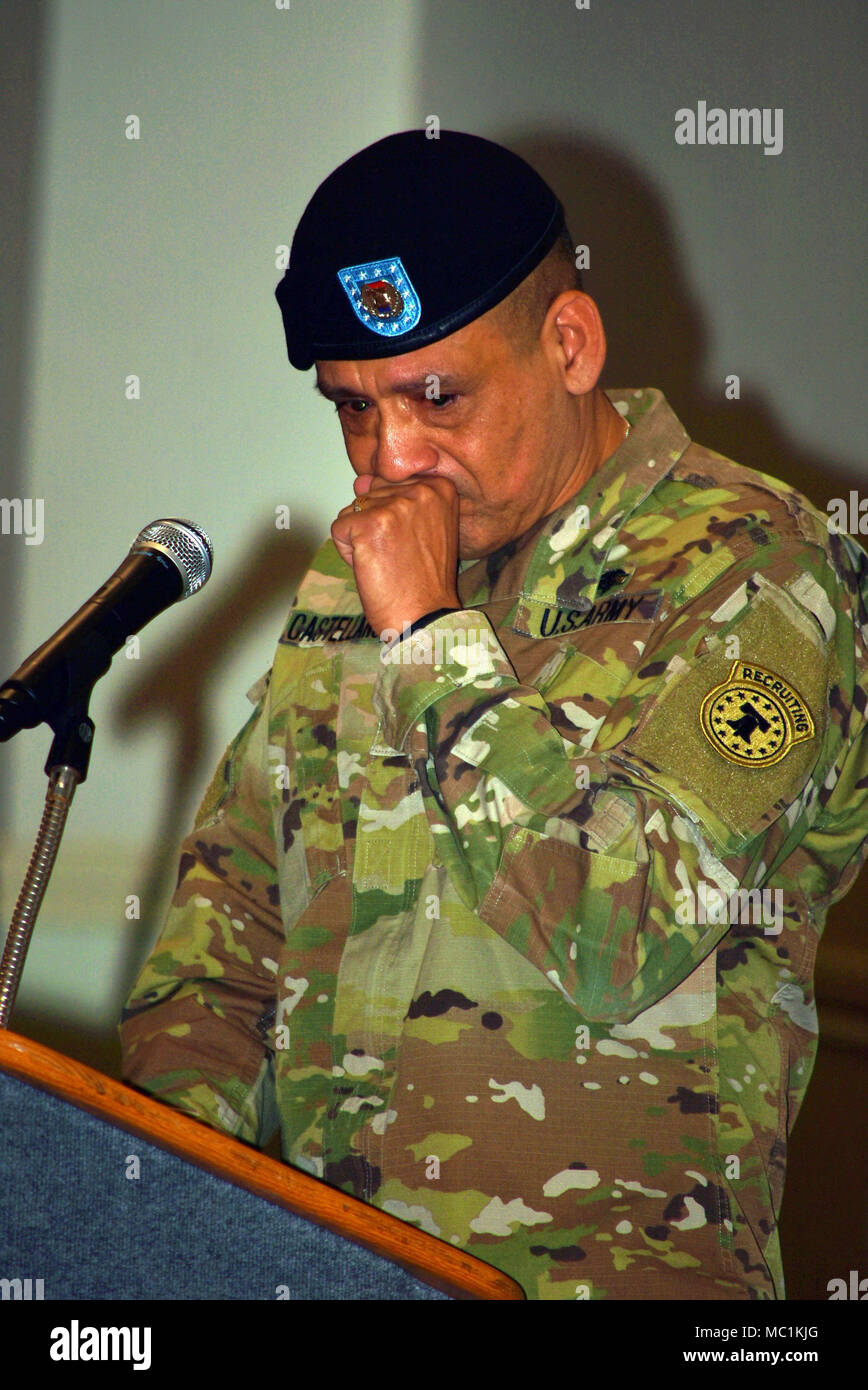 Command Sgt. Maj. Jesse Castellano, das ausgehende 5. Medizinische Recruiting Battalion älterer Soldat Führer, spricht während des Bataillon Wechsel der Verantwortung Zeremonie Jan. 19 im El Tropicano Riverwalk Hotel in der Innenstadt von San Antonio. Command Sgt. Maj. Priscilla Davis (nicht dargestellt) ist die eingehende Senior angeworben. Castellano bewegt sich auf die U.S. Army Medical Recruiting Brigade in Fort Knox, Ky., wo er der Feuerwehr werden die Führungskraft eintrug. Stockfoto