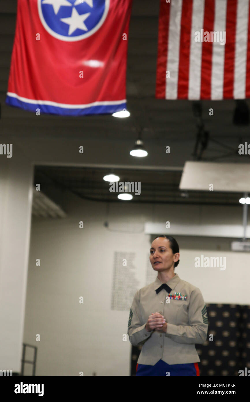 Us Marine Corps Sgt. Maj. Rena M. Bruno, eingehende Sergeant Major für Recruiting Station Nashville, 6 Marine Corps Bezirk, liefert eine Rede bei einem Befehl Zeremonie an der Tennessee Highway Patrol Training Academy, Nashville, Tennessee, Jan. 19, 2018. Bruno war in Chicago, Illinois geboren, und war auf dem Spirit Lake Indian Reservation im Fort Totten, North Dakota angehoben. (U.S. Marine Corps Foto von Sgt. Mandaline Limousine) Stockfoto