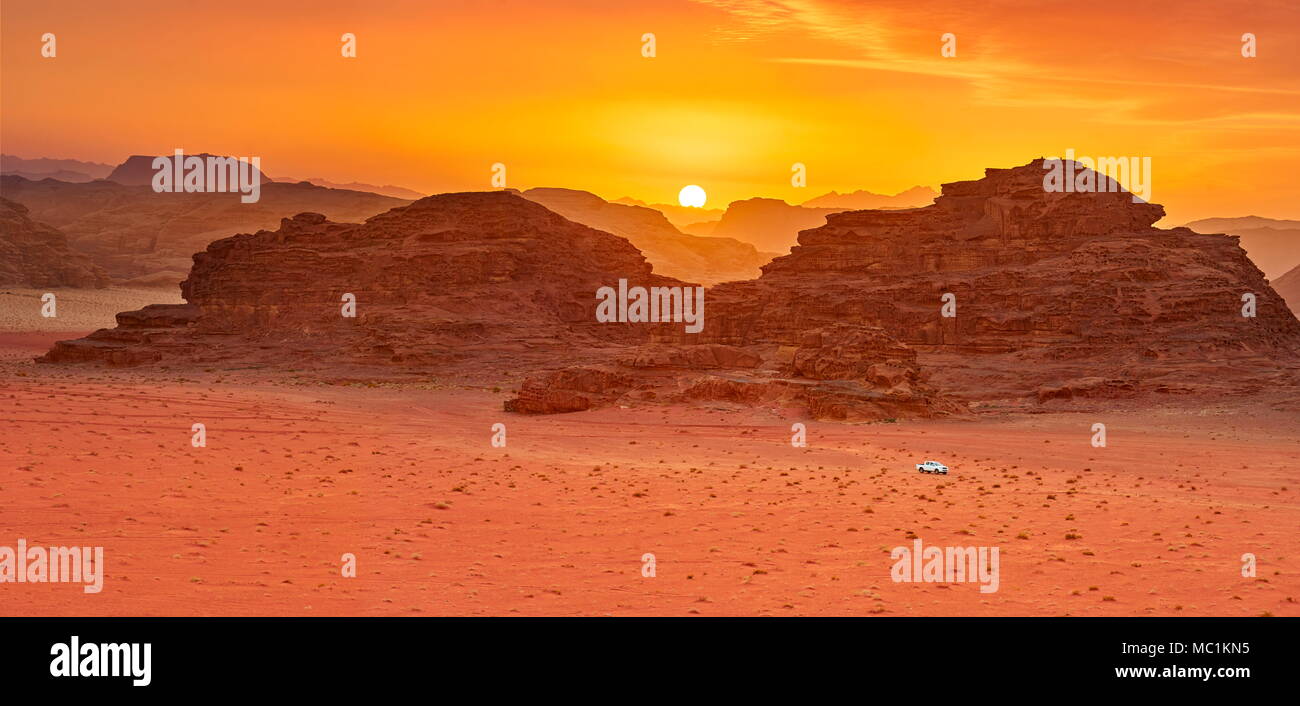 Wadi Rum Wüste bei Sonnenuntergang, Jordanien Stockfoto