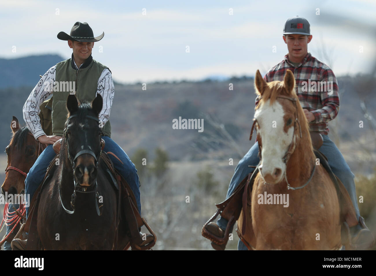 Sgt. Brian Vogt, hufschmied für die Fort Carson montiert Color Guard (MCG) 4. Inf. Div., nimmt seine letzte Fahrt mit seinem Pferd auslösen, seinen Namen auf "Cav Rock'Jan. 19, 2018, mit den anderen Mitgliedern der MCG, Fort Carson, Colo, zu unterzeichnen. "Es bitter war", sagte Vogt "Die Erinnerungen, die dieses Team hat mir Art ist Eingeätzt in die Rock jetzt." Während der Vogt von zweieinhalb Jahren mit der MCG, das Team der Regionalen Kavallerie Wettbewerb, April 2017 dominiert, und die Hessen Cup (U.S. Armee Foto von Sgt. Asa Bingham) Stockfoto