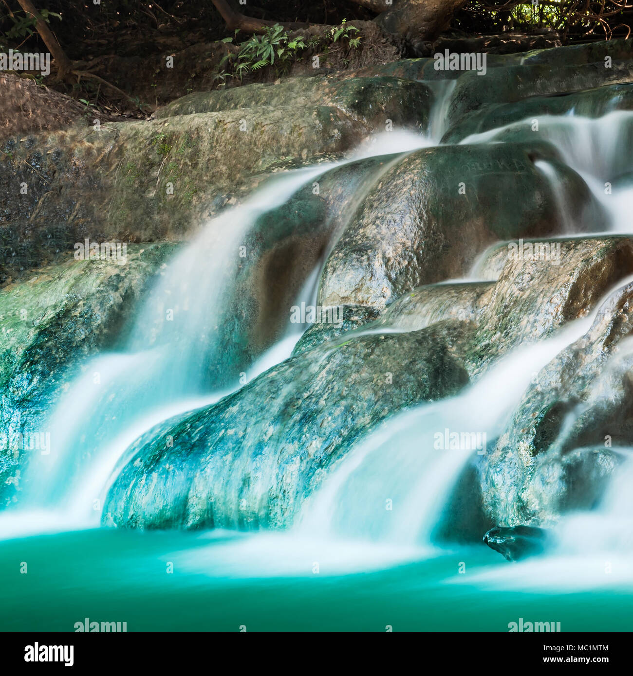 Wasserfall in den tiefen Dschungel Stockfoto