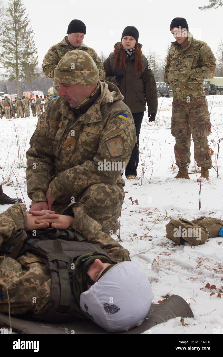 Yavoriv, Ukraine und der New York Army National Guard Soldaten auf die Gemeinsame Multinationale Ausbildung Gruppe - Ukraine (JMTG-U) zugeordnet beobachten, Erste Hilfe Ausbildung an der Yavoriv Combat Training Center (CTC) Hier 23.01 durchgeführt. Die Schulung, die von ukrainischen Soldaten an der CTC stationiert durchführte, war für die Soldaten des 3.BATAILLON zugeordnet präsentiert, 14 mechanisierte Brigade, als sie zwei Monate lang Rotation an der Training Center. (U.S. Armee Foto von Sgt. Alexander Rektor) Stockfoto