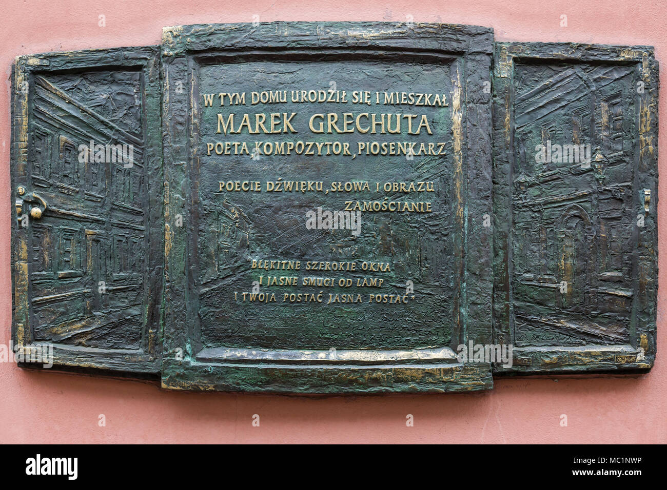 Eine Gedenktafel an der Wand eines Hauses in Zamosc, in der Marek Grechuta lebte, ein polnischer Dichter und Künstler der Poesie zu singen. In Zamosc, Polen, 19. Stockfoto