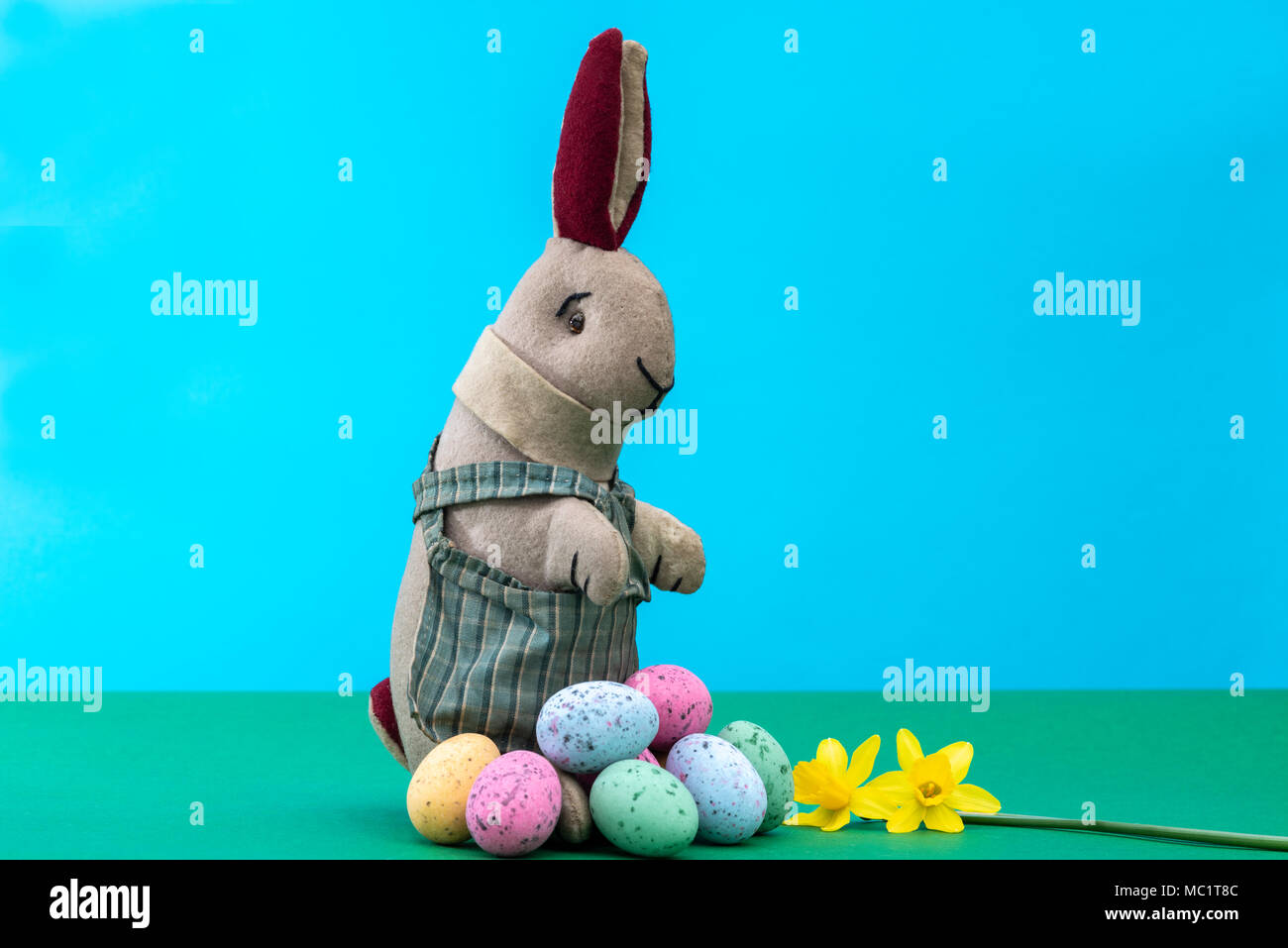 Vintage Spielzeug Hase, Bunny, mit einem Stapel von Schokolade Ostereier. Stockfoto