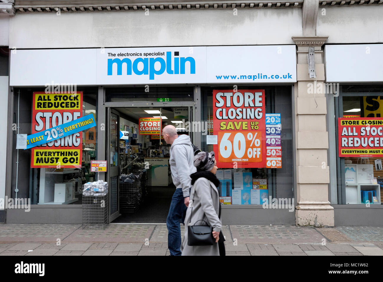Zwei Menschen gehen vorbei Maplin Shop in der Tottenham Court Road, London, UK Stockfoto