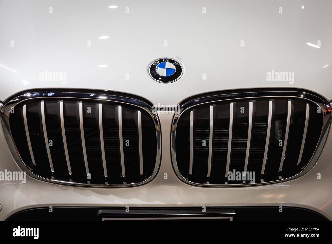 BANGKOK, THAILAND 1. April, 2018: BMW Motor Company adge in Bangkok International motorshow auf der Vorderseite von einem schwarzen Auto. BMW ist ein deutscher Automobilhersteller, Stockfoto