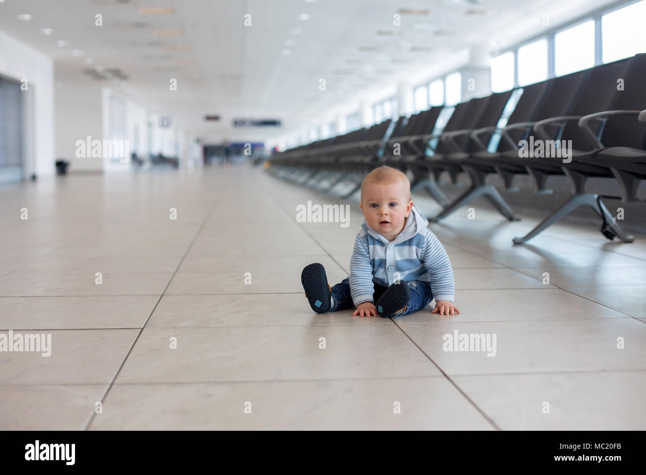 Kleines Kind Baby Boy Spielen Am Flughafen Wahrend Fur Sein