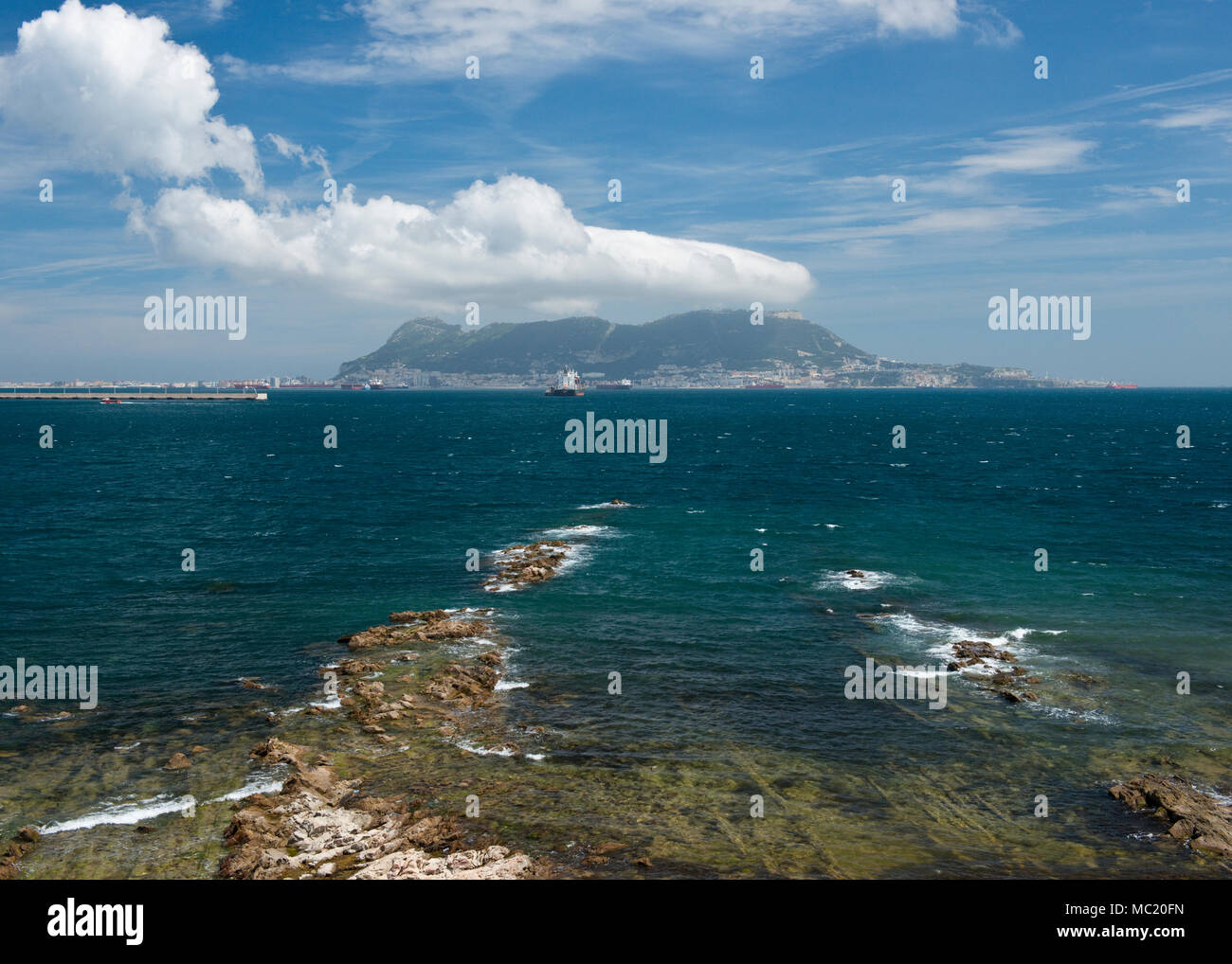 Blick über die Bucht von Gibraltar Gibraltar. Vom Parque del centenario am südlichen Rand der Stadt Algeciras, Andalusien, Spanien Stockfoto