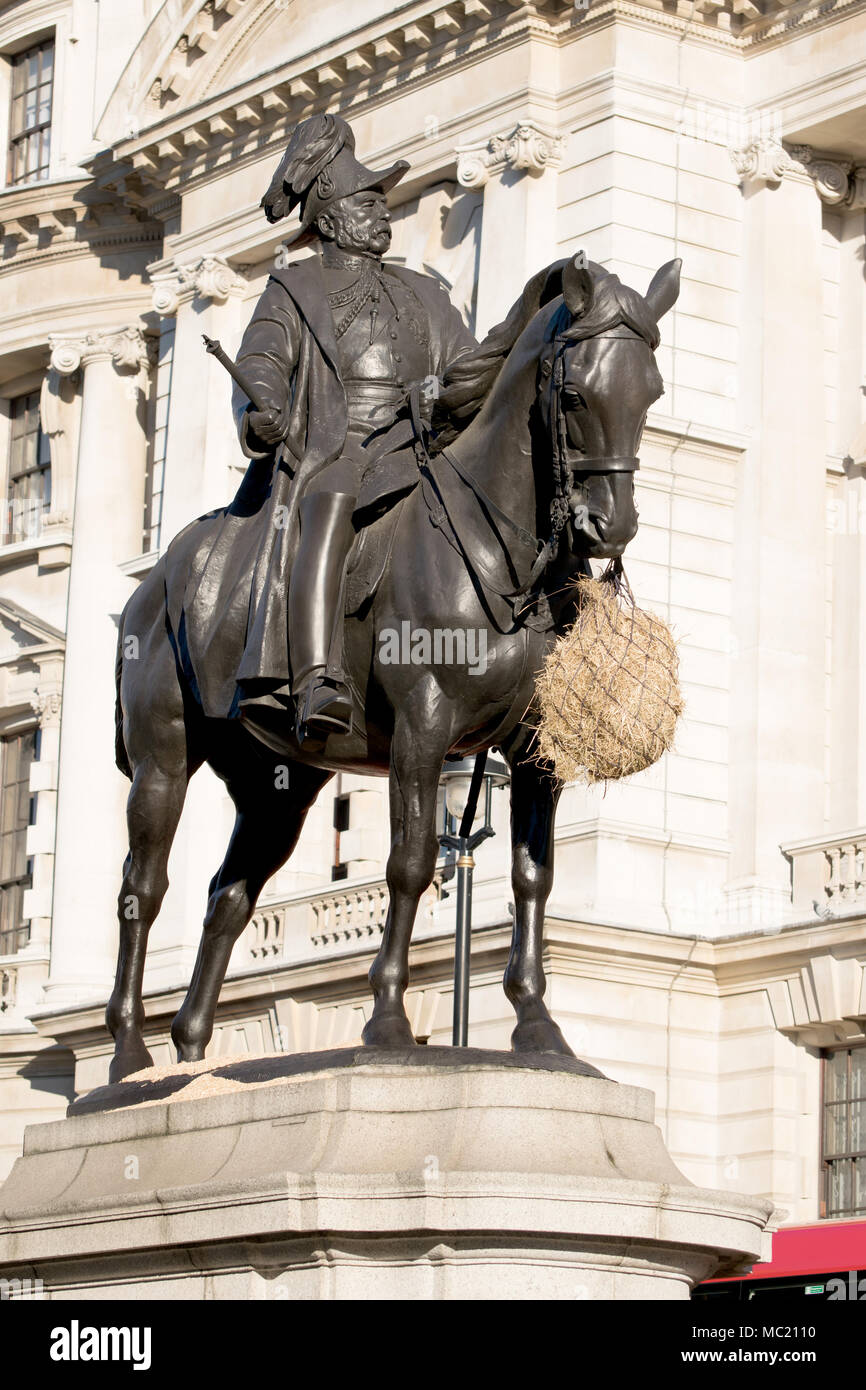 London, England, UK. Statue (von Adrian Jones, 1905) von Prince George, mit Tasche von Heu traditionell dem Pferd über die Weihnachtsferien - gefüttert.... Stockfoto