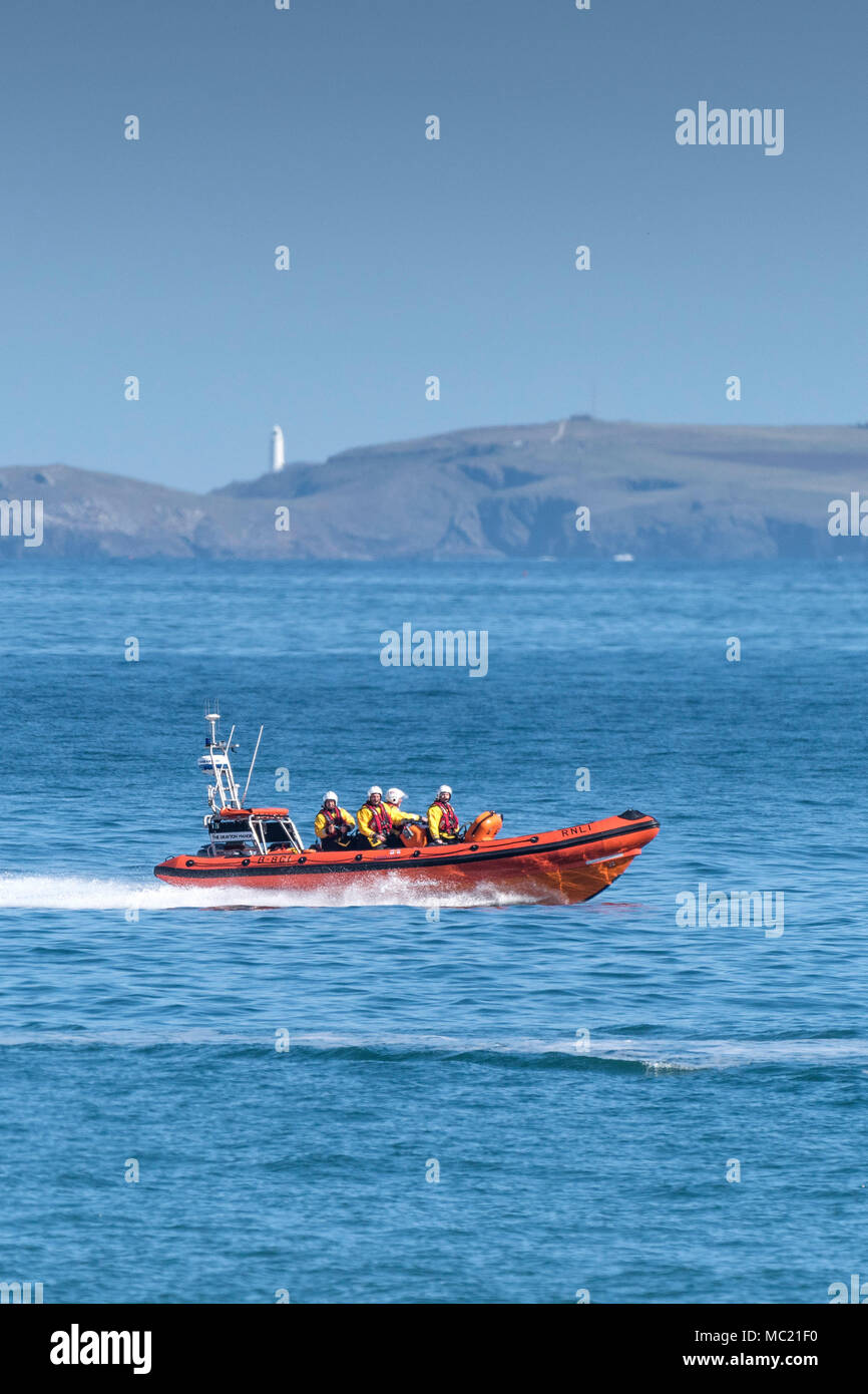Die Newquay freiwillige RNLI Mannschaft in der B-Klasse Atlantic 85 küstennahe Rettungsfahrzeug an einem GMICE (Gute Medizin in anspruchsvollen Umgebungen) Stockfoto